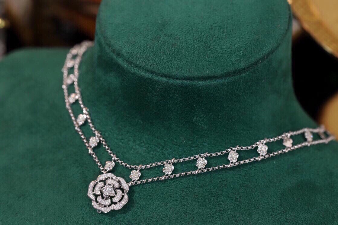 18k Gold Necklace with a Full Diamond Circlet and Luxurious Choker Design; Natural Diamonds total 0.85ct
