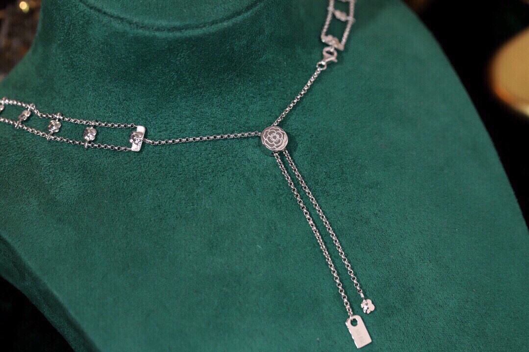 18k Gold Necklace with a Full Diamond Circlet and Luxurious Choker Design; Natural Diamonds total 0.85ct