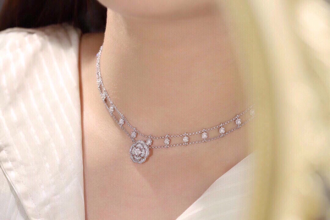 18k Gold Necklace with a Full Diamond Circlet and Luxurious Choker Design; Natural Diamonds total 0.85ct