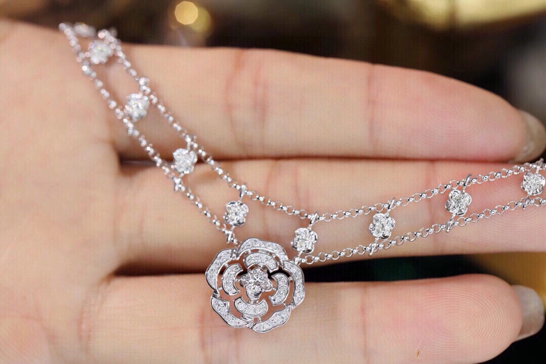 18k Gold Necklace with a Full Diamond Circlet and Luxurious Choker Design; Natural Diamonds total 0.85ct