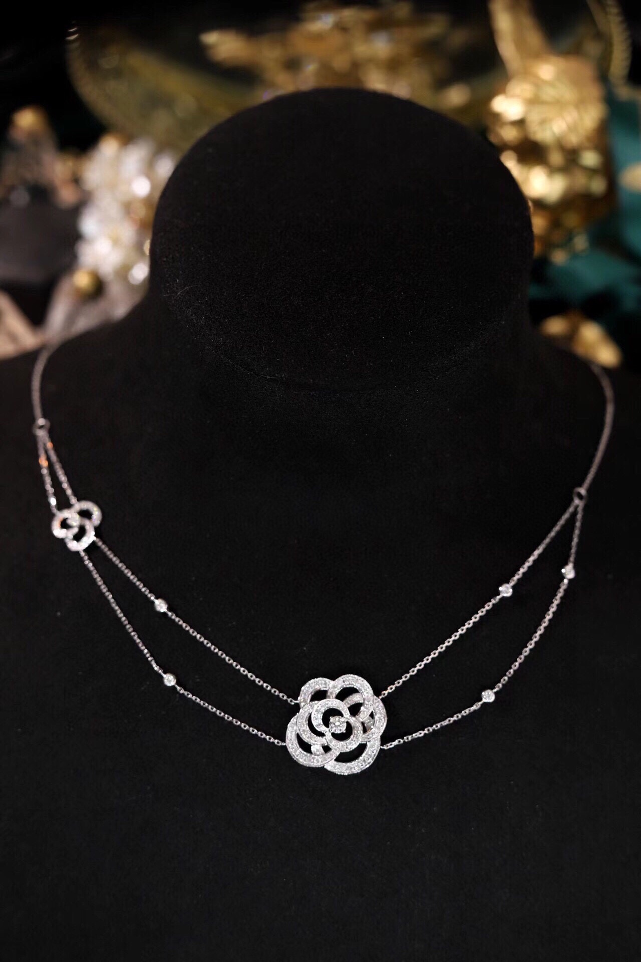 18k Gold Necklace with a Full Diamond Circlet and Luxurious Choker Design; Natural Diamonds total 0.80ct
