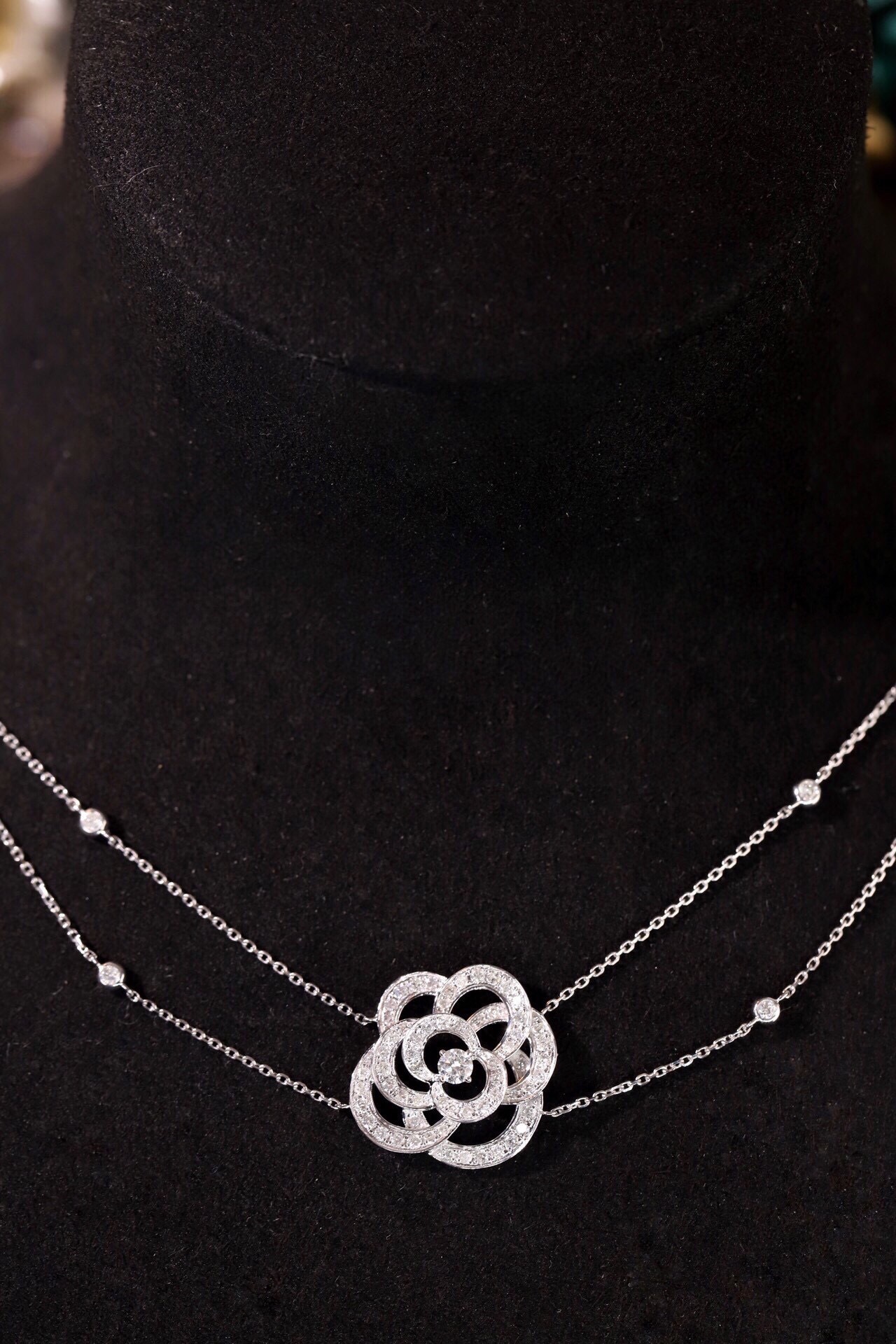 18k Gold Necklace with a Full Diamond Circlet and Luxurious Choker Design; Natural Diamonds total 0.80ct