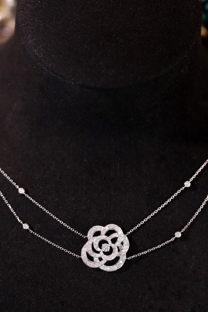 18k Gold Necklace with a Full Diamond Circlet and Luxurious Choker Design; Natural Diamonds total 0.80ct