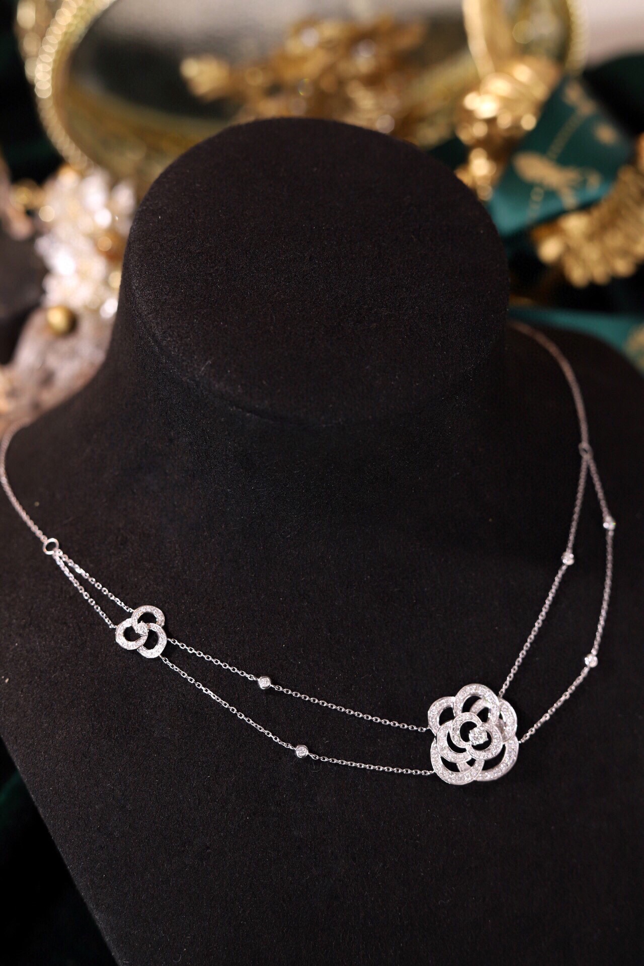 18k Gold Necklace with a Full Diamond Circlet and Luxurious Choker Design; Natural Diamonds total 0.80ct