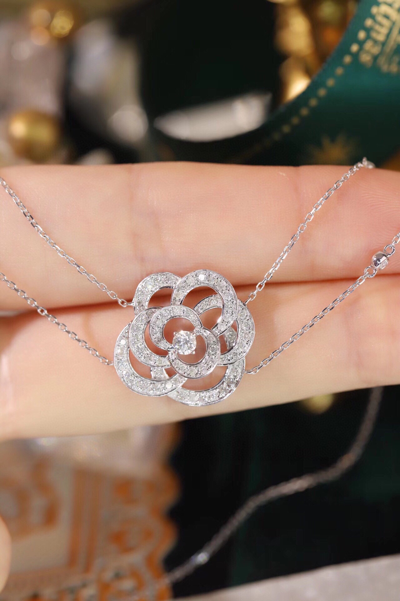 18k Gold Necklace with a Full Diamond Circlet and Luxurious Choker Design; Natural Diamonds total 0.80ct