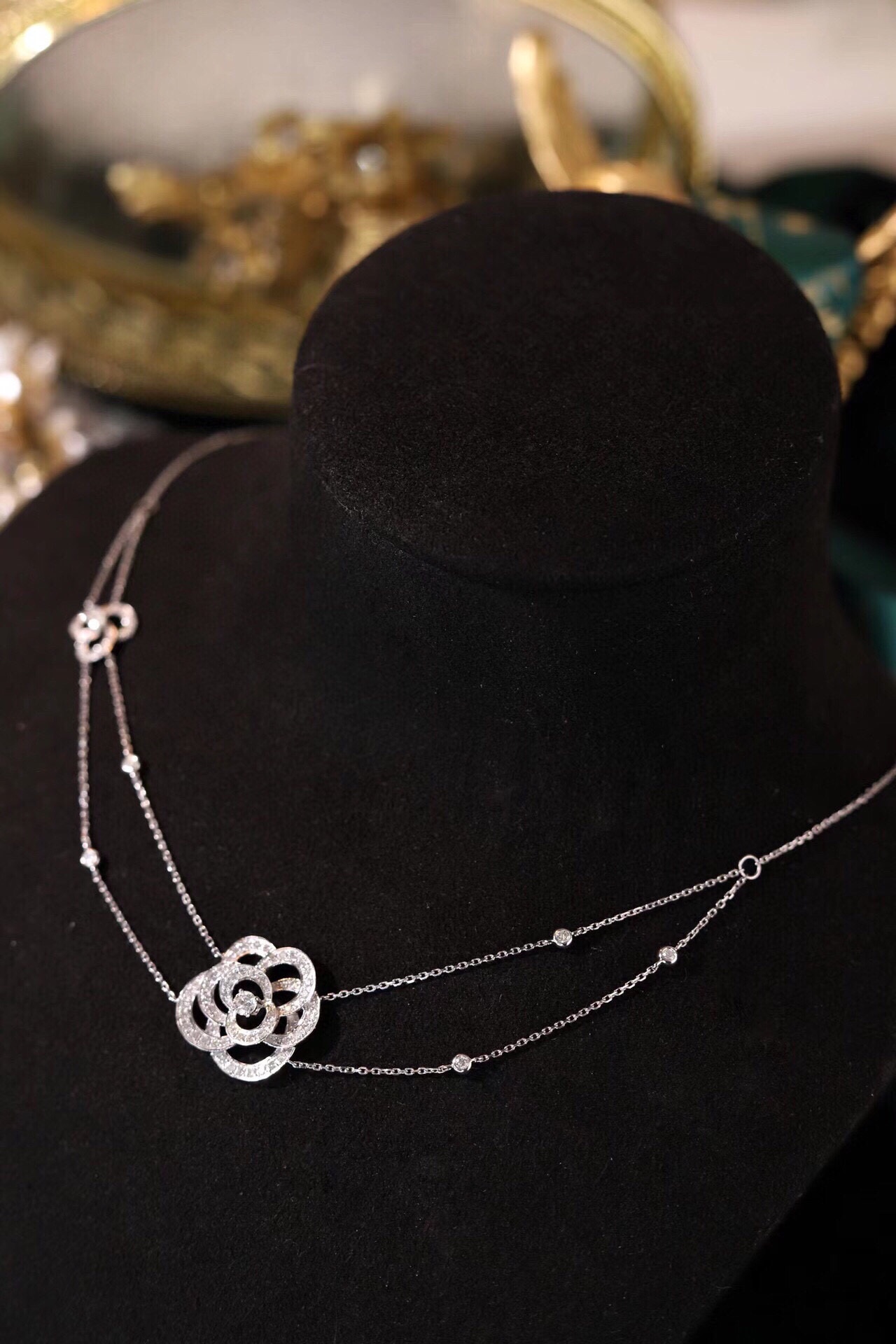 18k Gold Necklace with a Full Diamond Circlet and Luxurious Choker Design; Natural Diamonds total 0.80ct