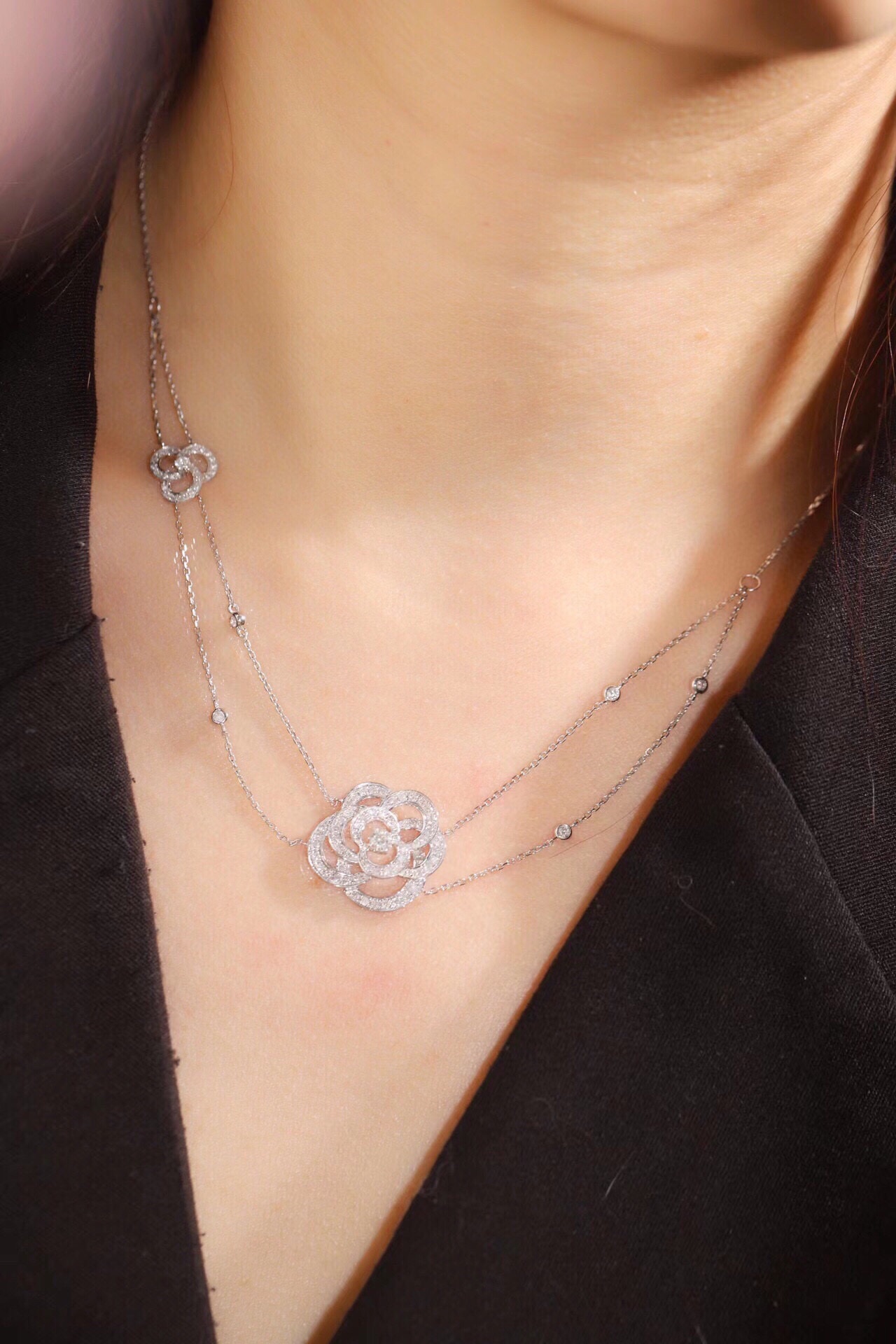 18k Gold Necklace with a Full Diamond Circlet and Luxurious Choker Design; Natural Diamonds total 0.80ct