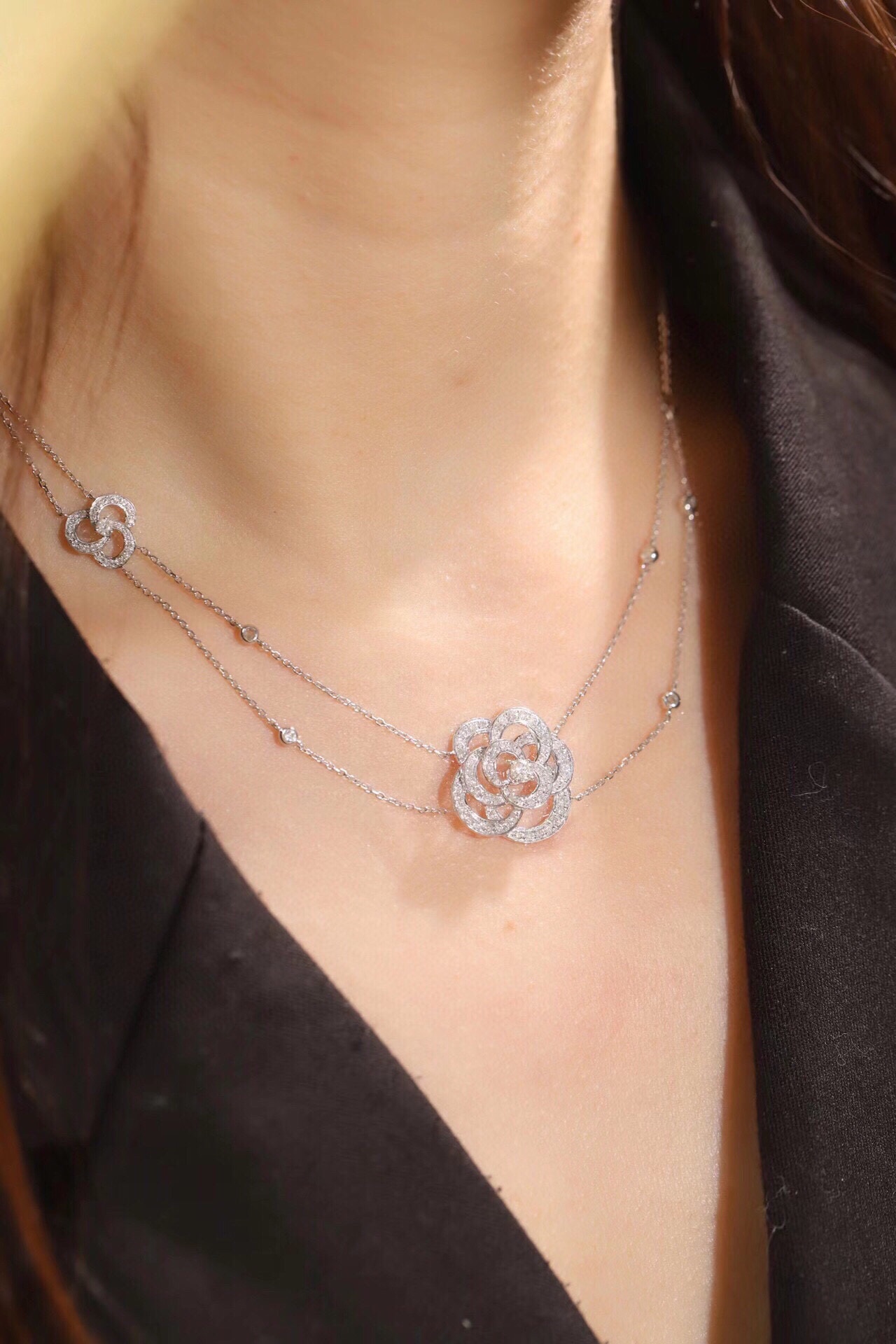 18k Gold Necklace with a Full Diamond Circlet and Luxurious Choker Design; Natural Diamonds total 0.80ct