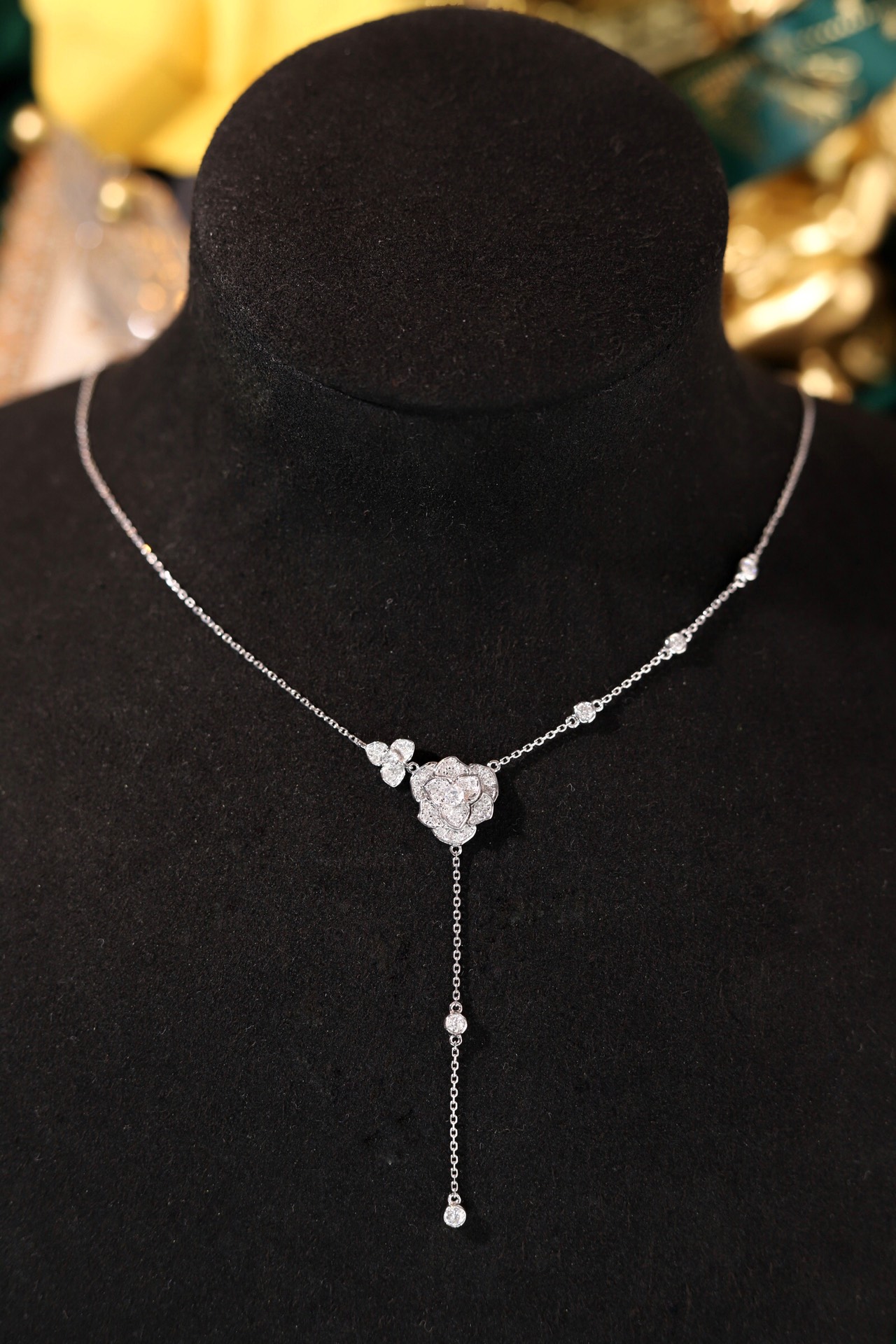 18k Gold Necklace with Flower Design, Natural Diamond 0.60ct