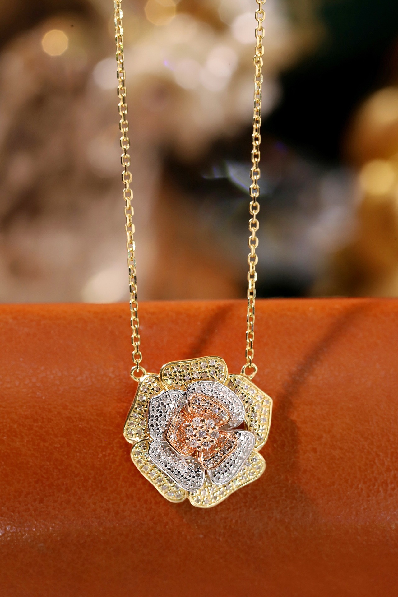 18k Gold Necklace with Flower Design, Natural Diamond 0.30ct