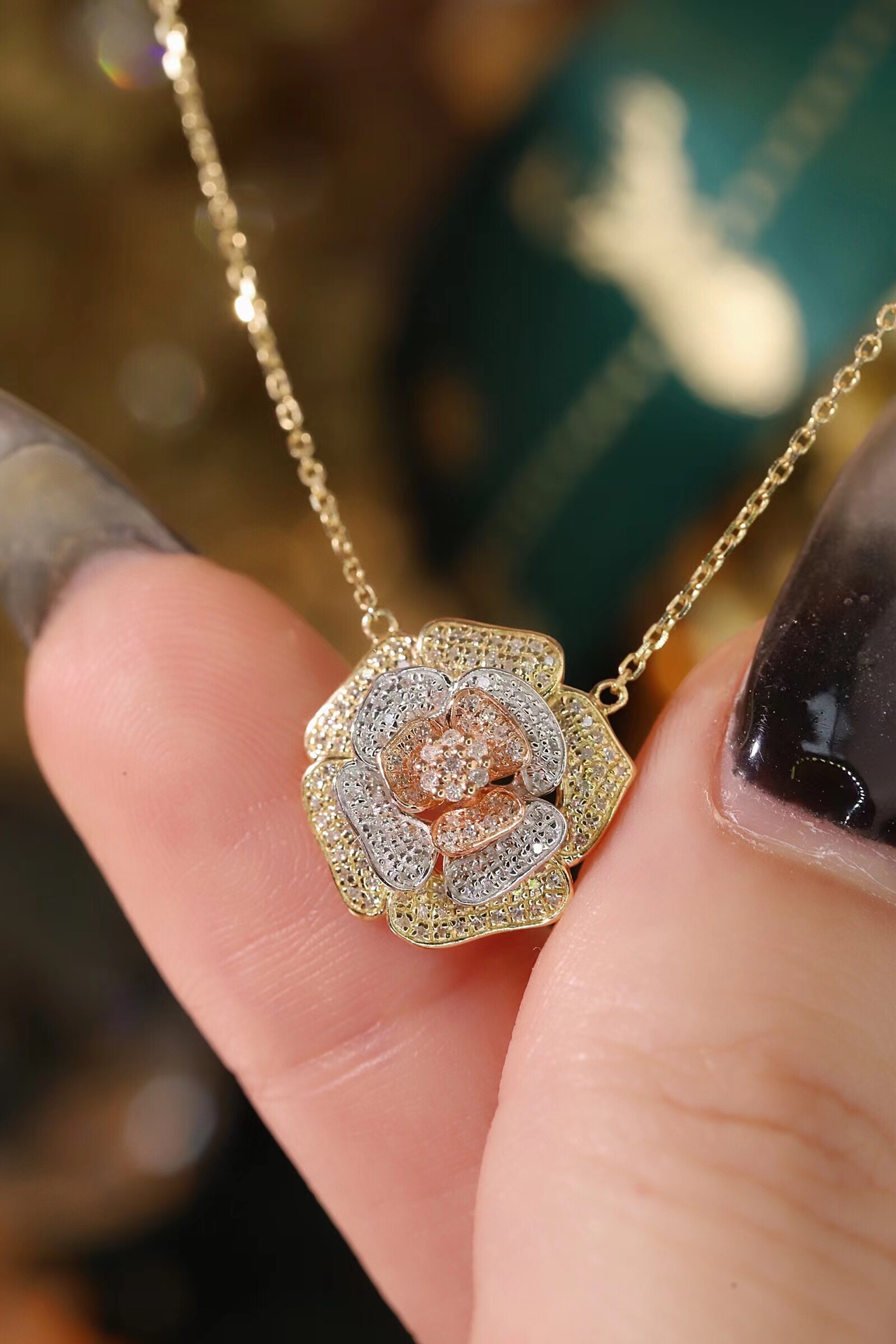 18k Gold Necklace with Flower Design, Natural Diamond 0.30ct