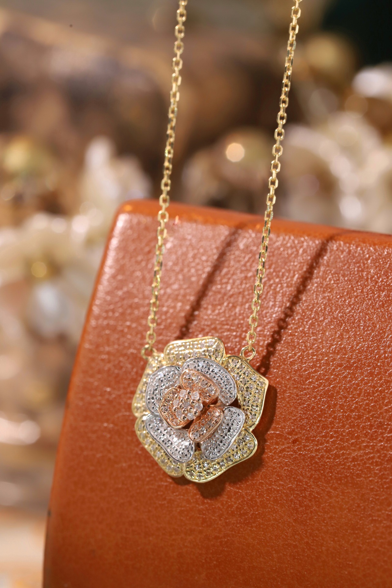 18k Gold Necklace with Flower Design, Natural Diamond 0.30ct