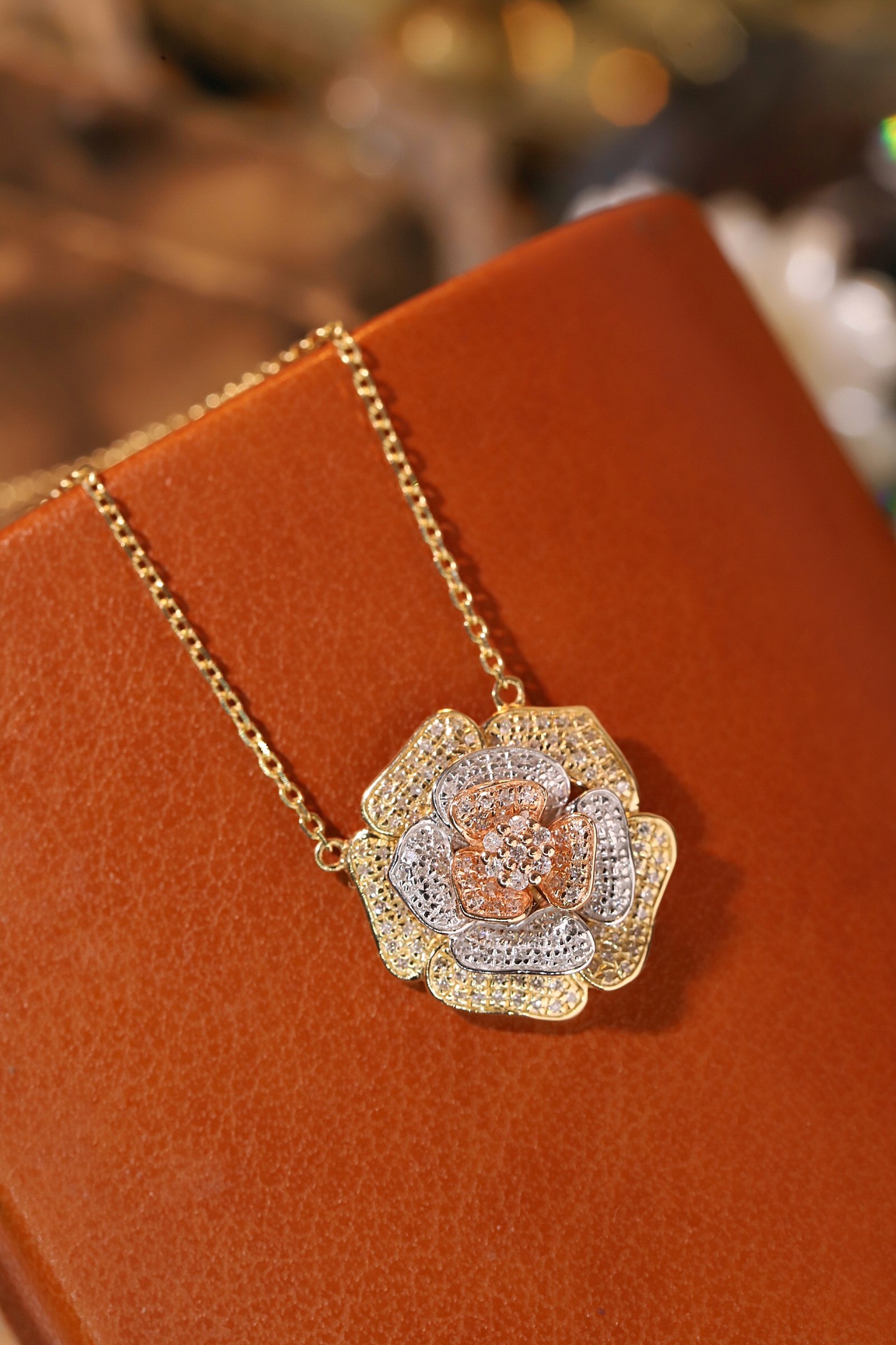 18k Gold Necklace with Flower Design, Natural Diamond 0.30ct