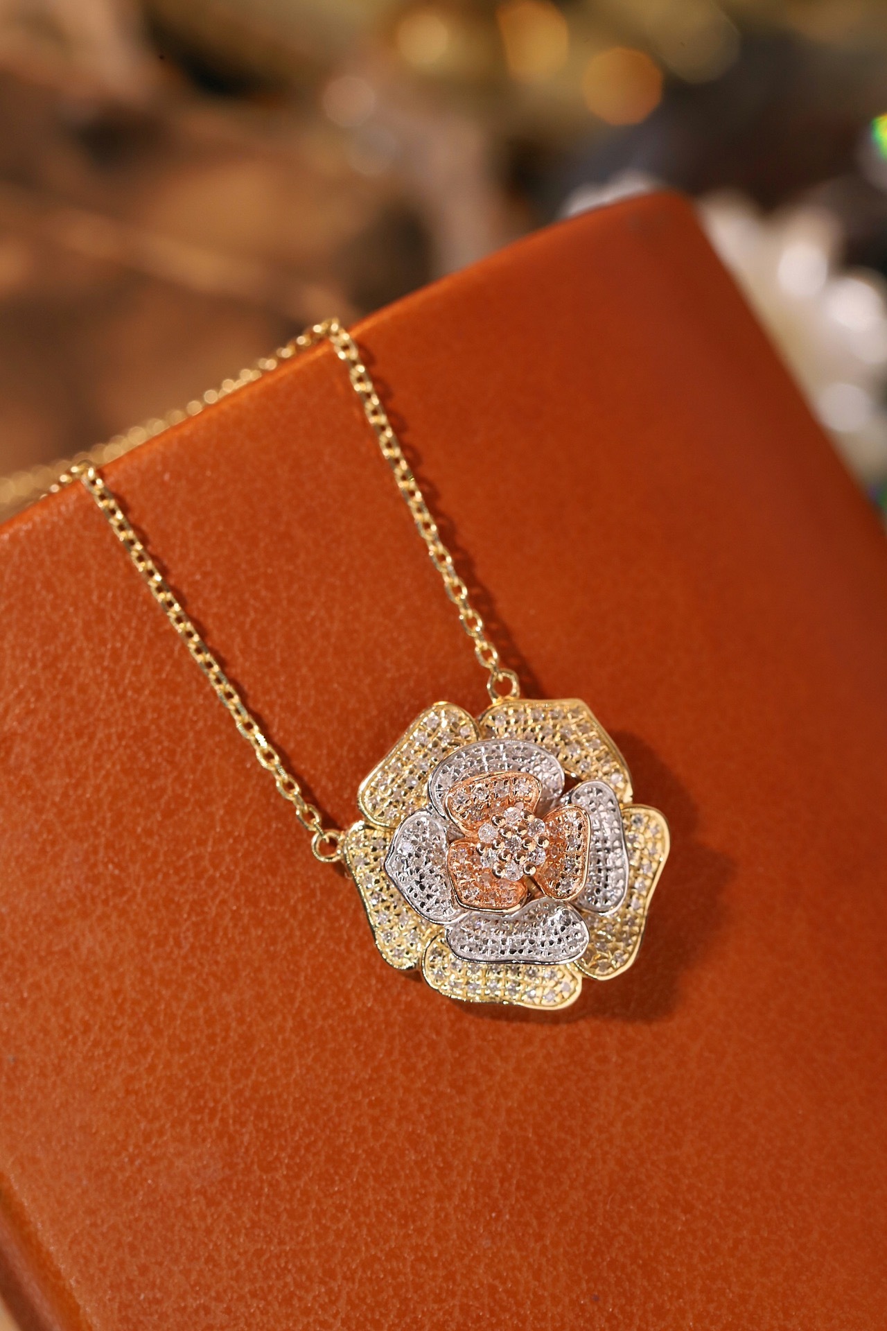 18k Gold Necklace with Flower Design, Natural Diamond 0.30ct