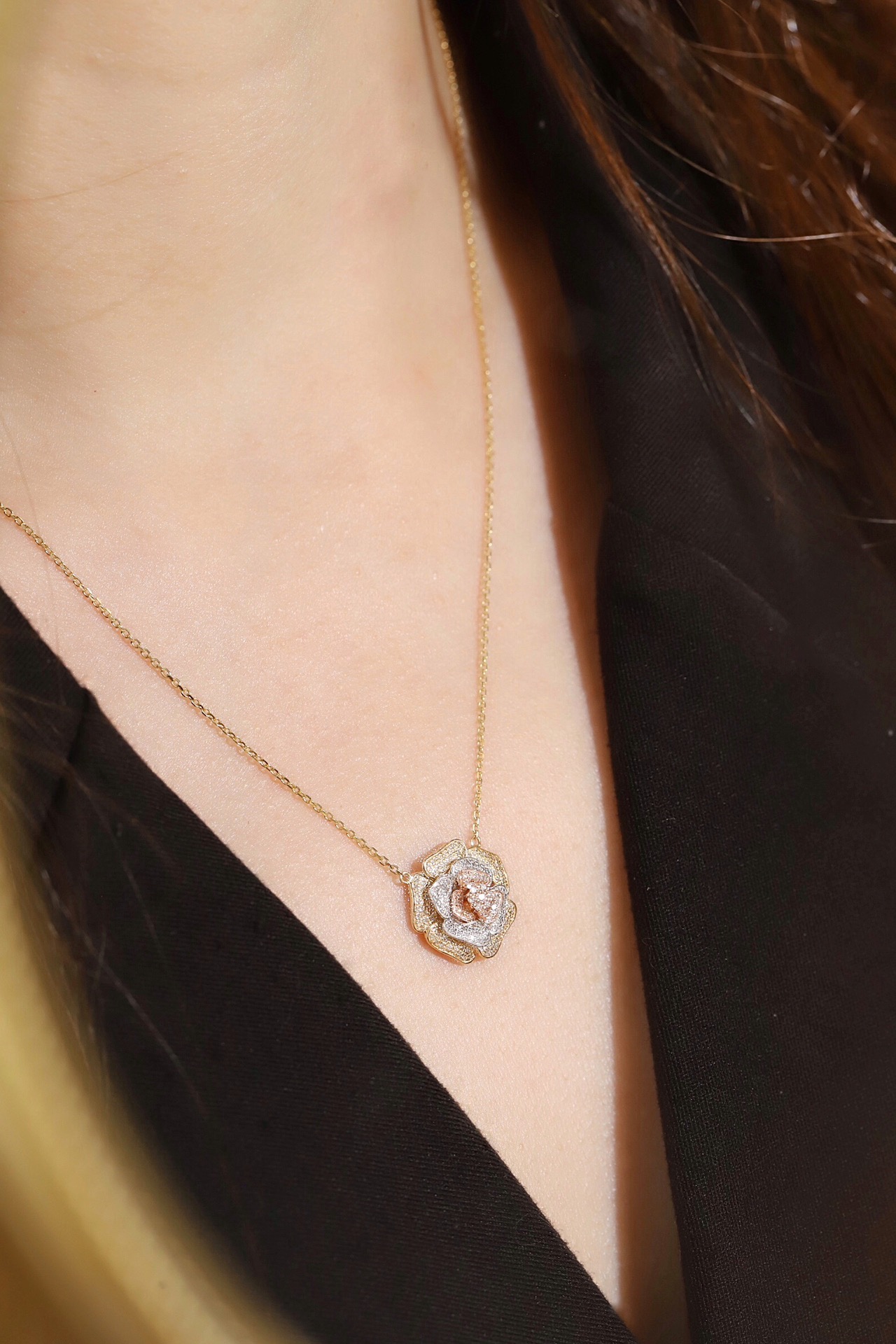 18k Gold Necklace with Flower Design, Natural Diamond 0.30ct