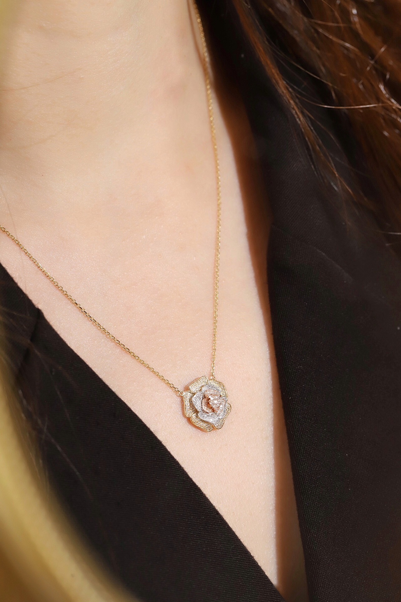 18k Gold Necklace with Flower Design, Natural Diamond 0.30ct