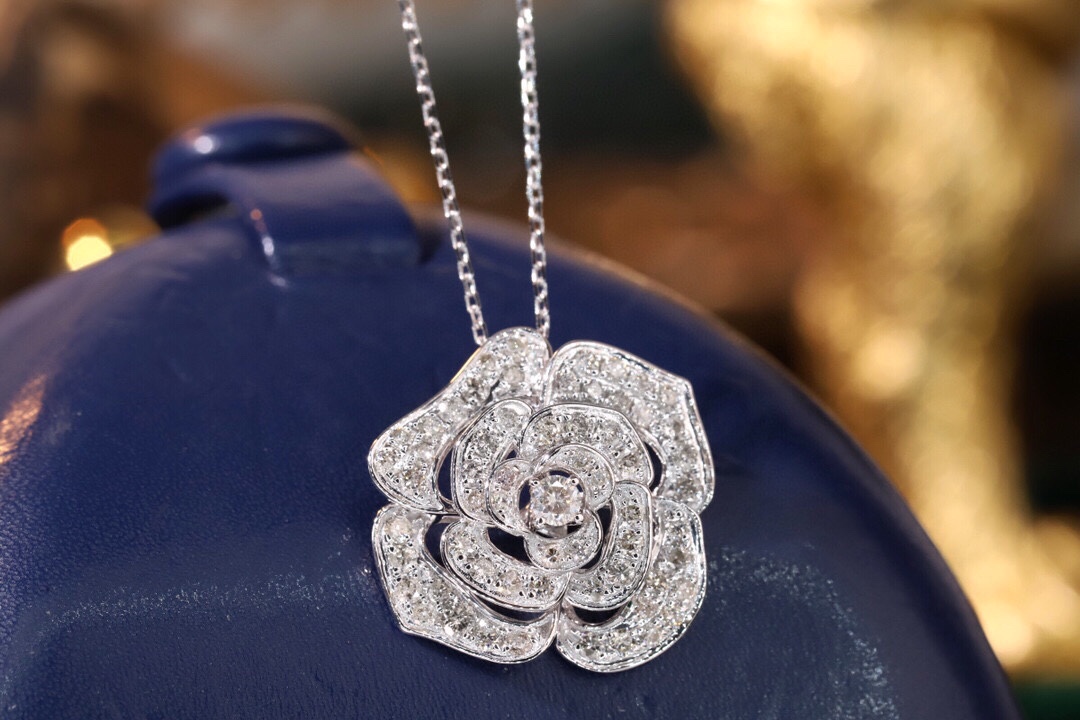 18k Gold Necklace with Flower Design, Natural Diamond 1ct