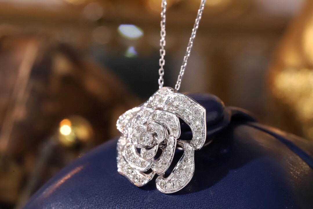18k Gold Necklace with Flower Design, Natural Diamond 1ct