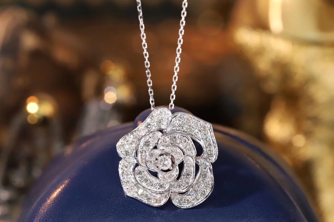18k Gold Necklace with Flower Design, Natural Diamond 1ct