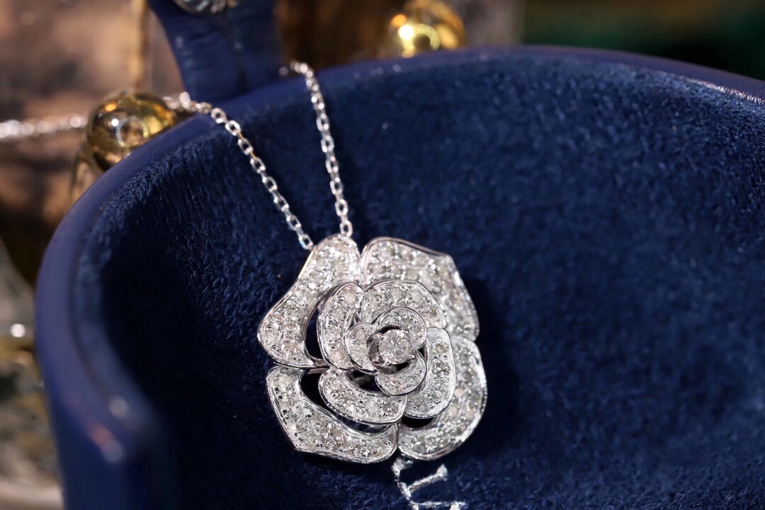 18k Gold Necklace with Flower Design, Natural Diamond 1ct
