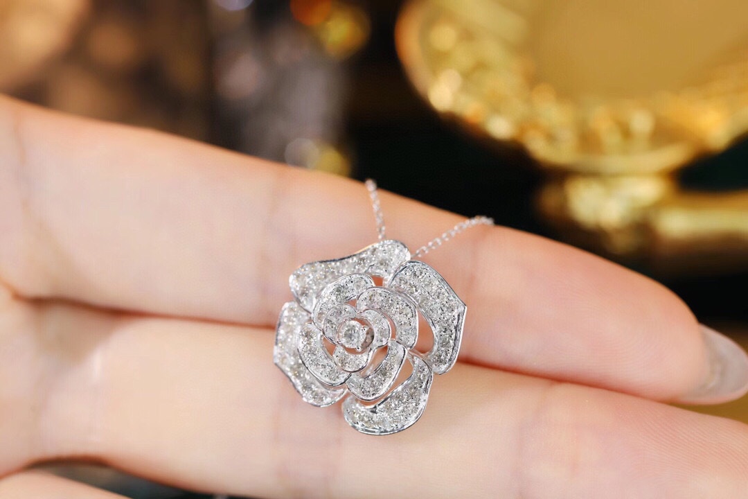 18k Gold Necklace with Flower Design, Natural Diamond 1ct