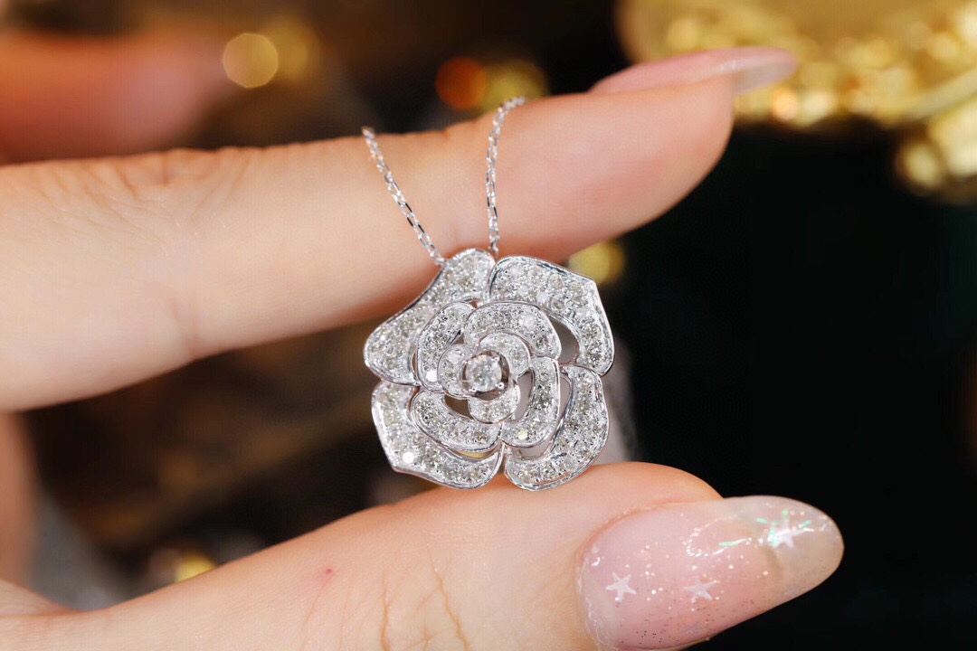 18k Gold Necklace with Flower Design, Natural Diamond 1ct