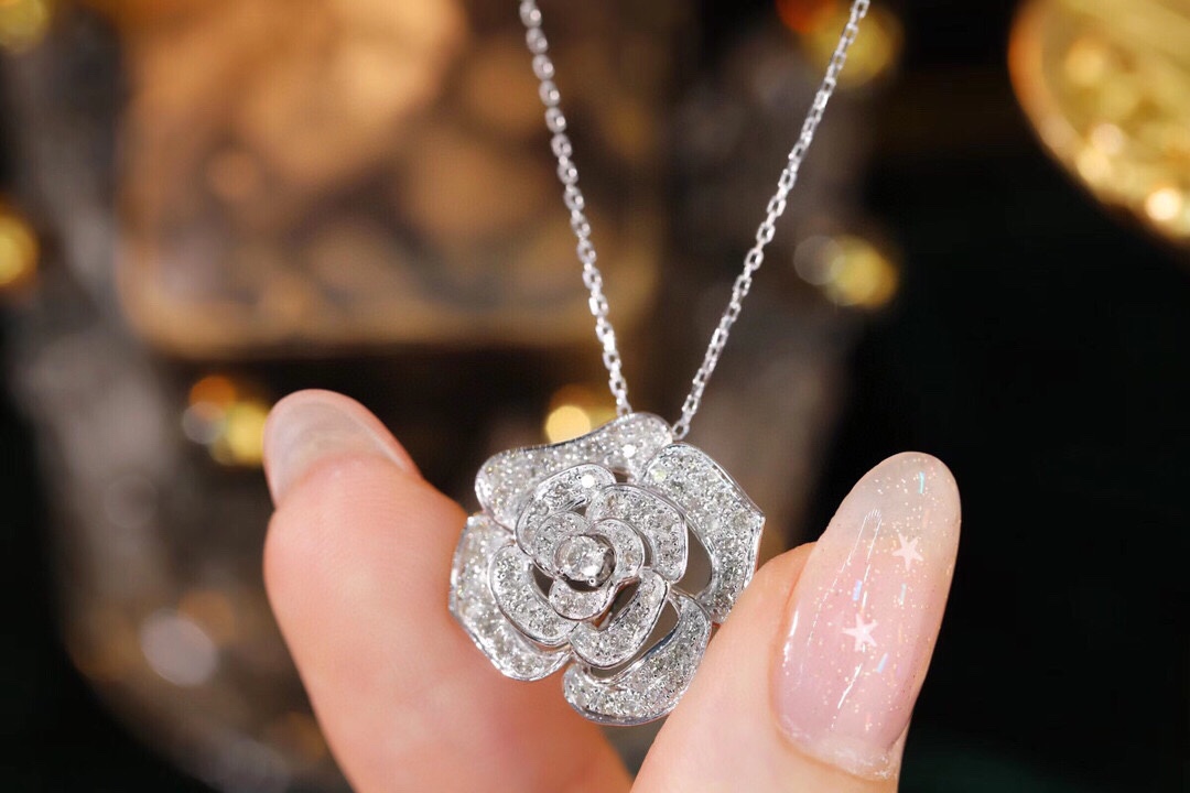 18k Gold Necklace with Flower Design, Natural Diamond 1ct