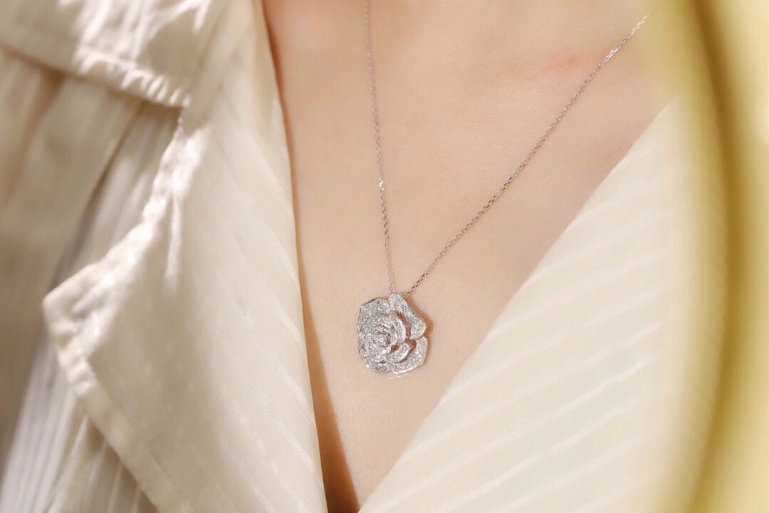 18k Gold Necklace with Flower Design, Natural Diamond 1ct