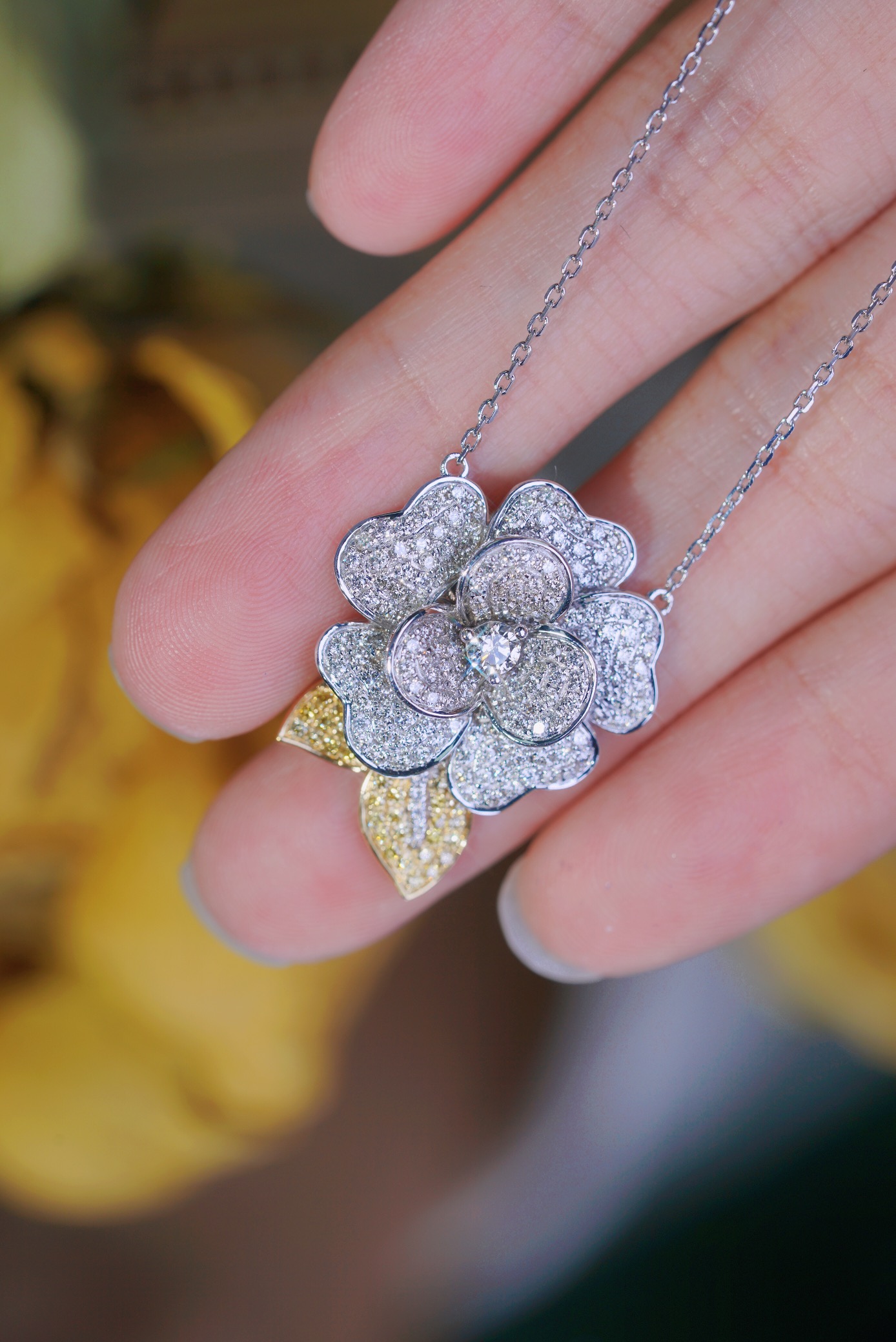 18k Gold Necklace with Flower Design, Natural Diamond 1.20ct