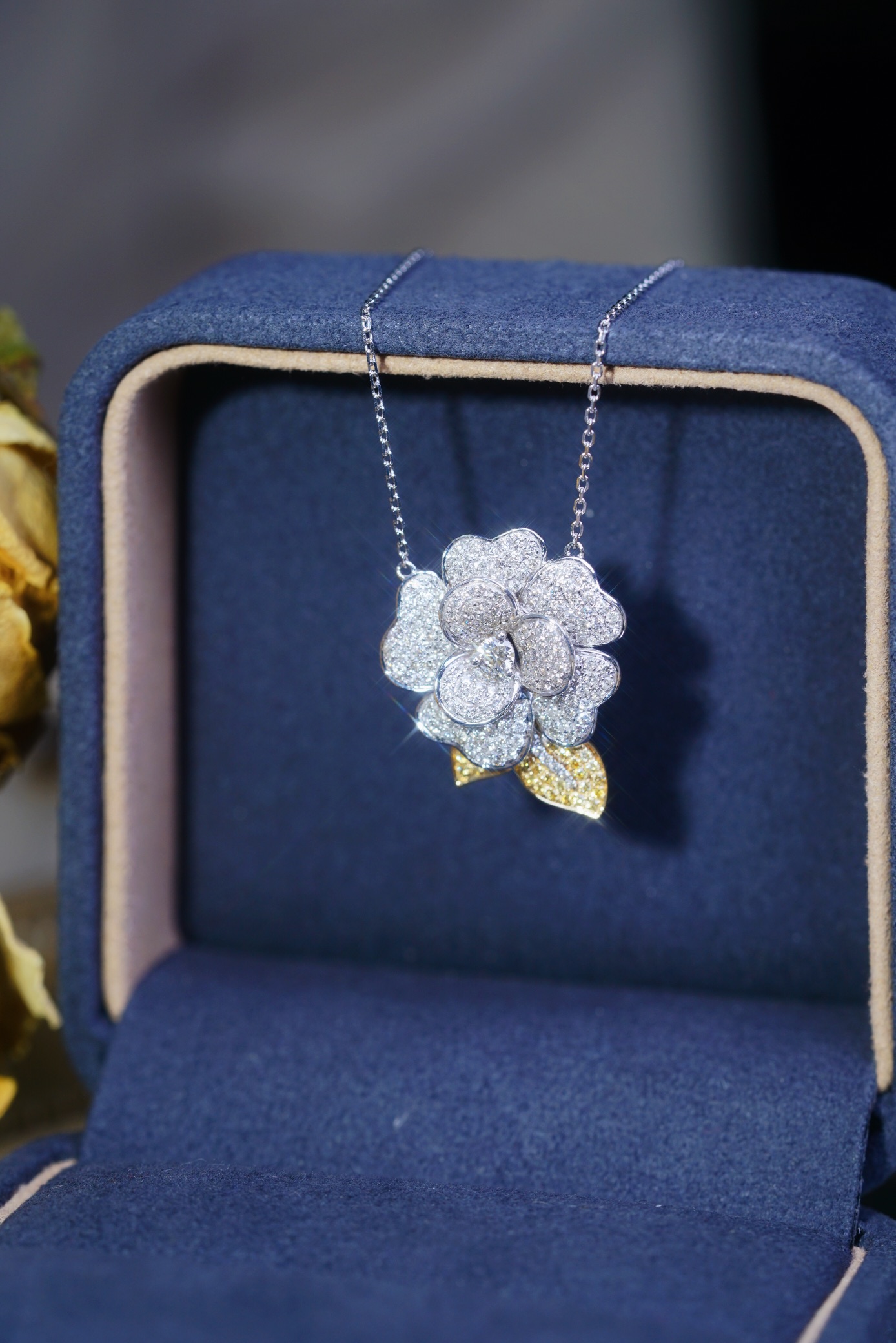 18k Gold Necklace with Flower Design, Natural Diamond 1.20ct