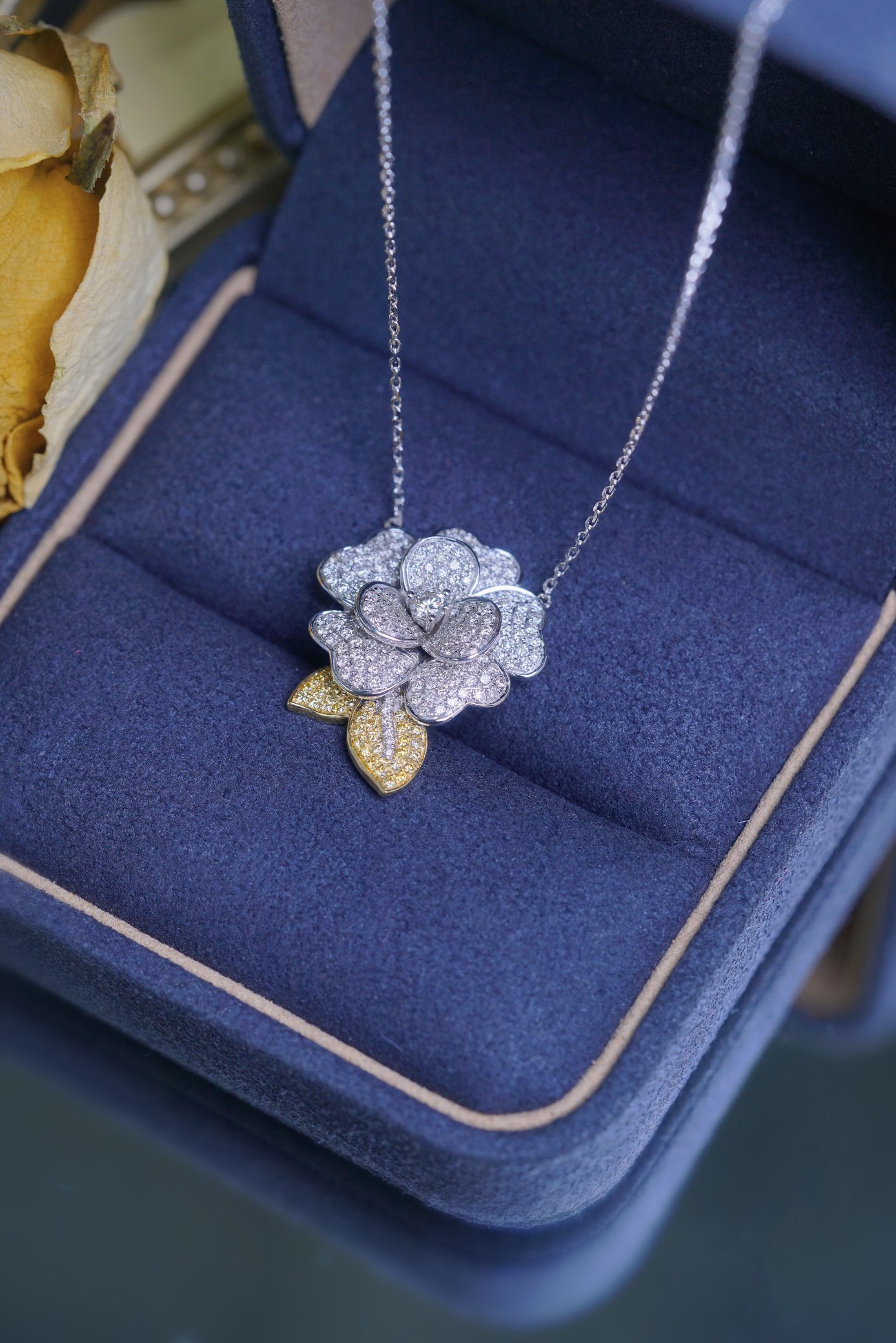 18k Gold Necklace with Flower Design, Natural Diamond 1.20ct