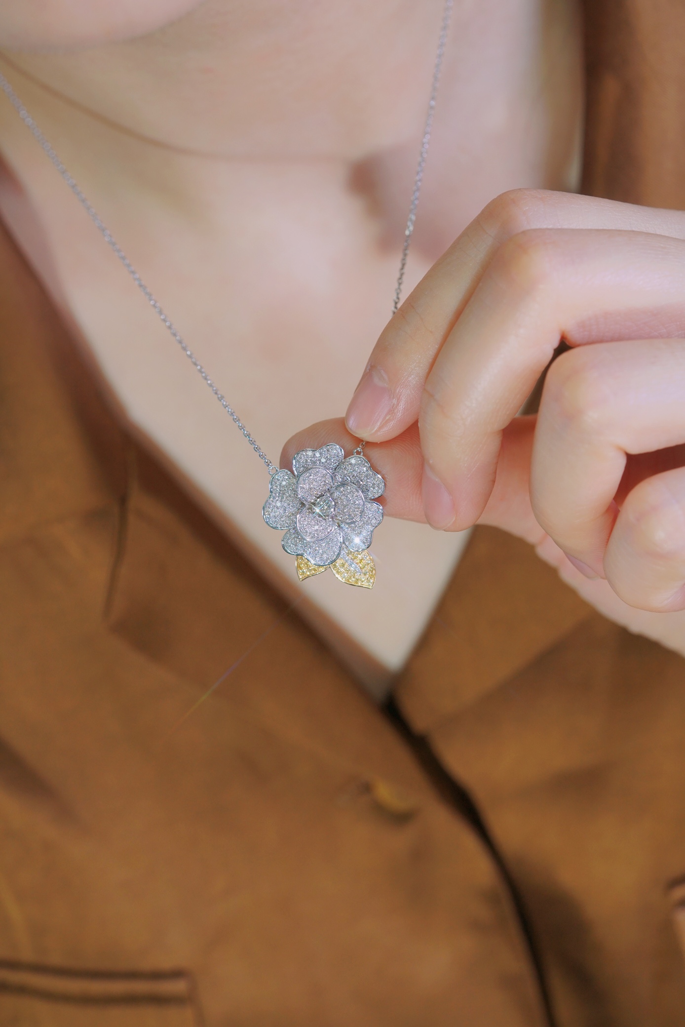 18k Gold Necklace with Flower Design, Natural Diamond 1.20ct