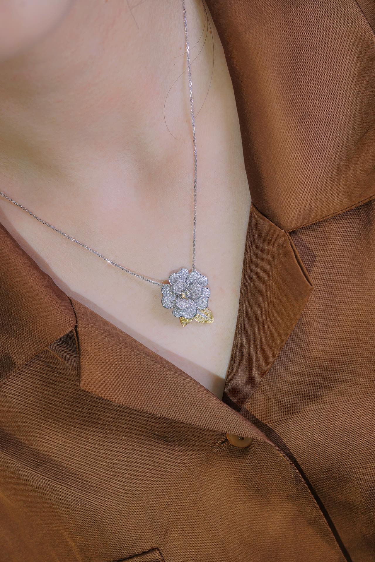 18k Gold Necklace with Flower Design, Natural Diamond 1.20ct