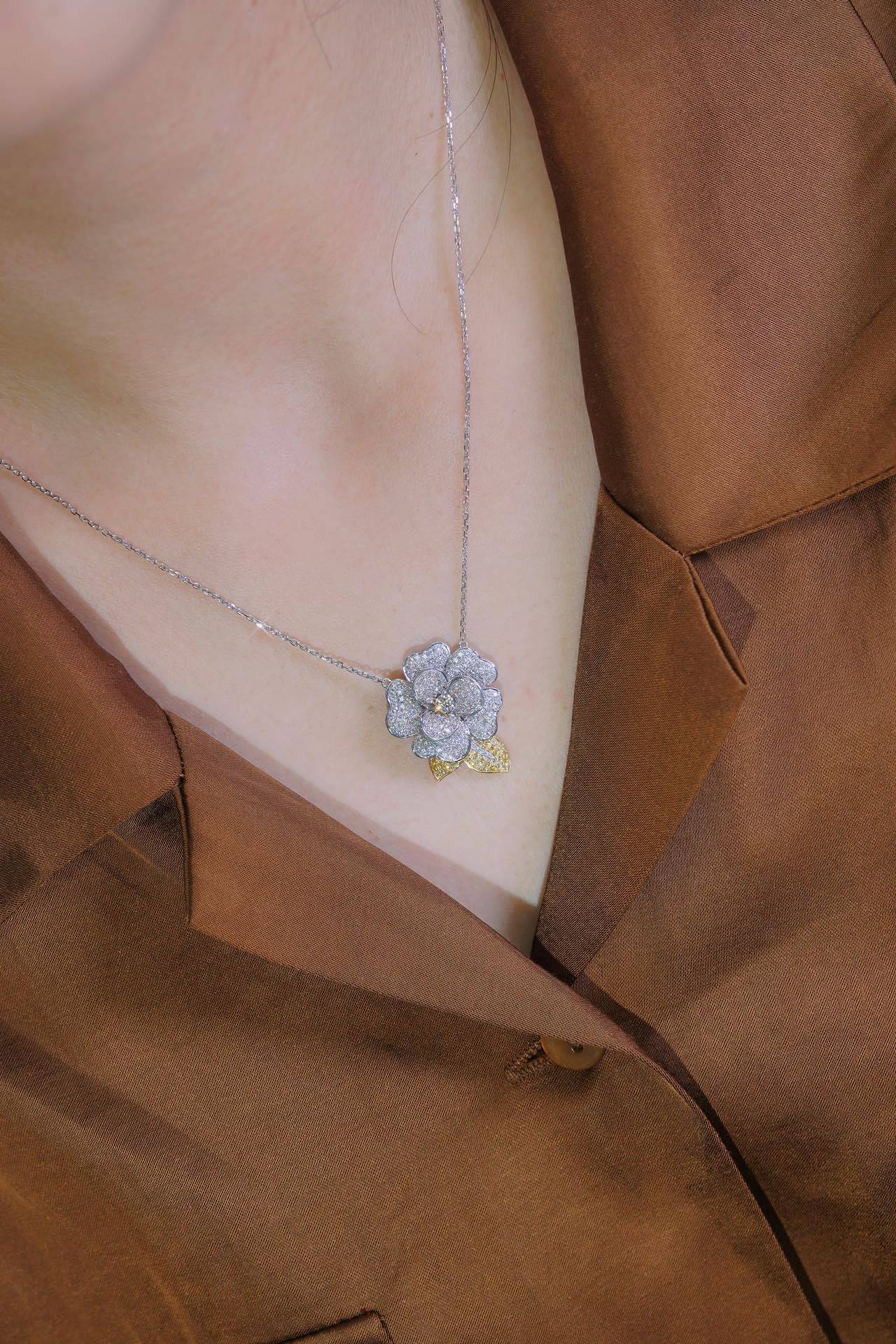 18k Gold Necklace with Flower Design, Natural Diamond 1.20ct