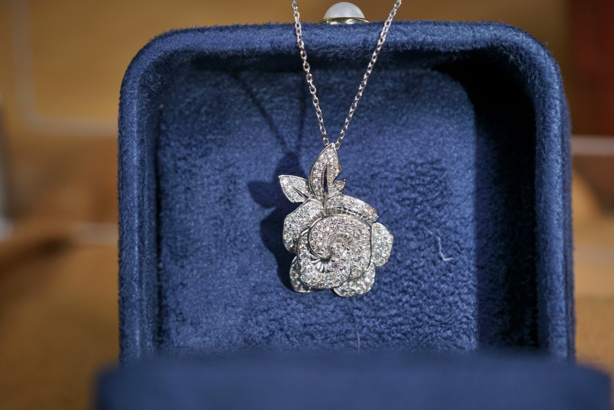 18k Gold Necklace with Flower Design, Natural Diamond 0.73ct