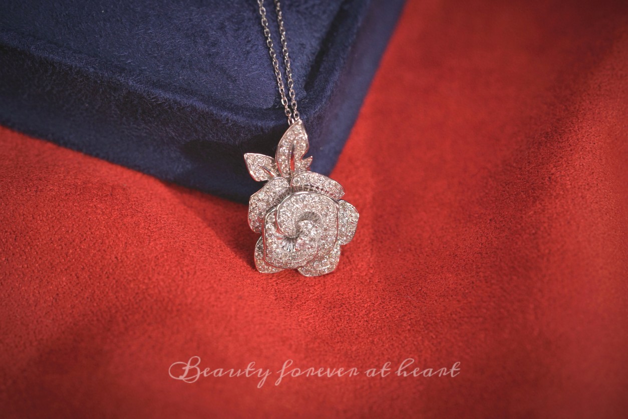 18k Gold Necklace with Flower Design, Natural Diamond 0.73ct