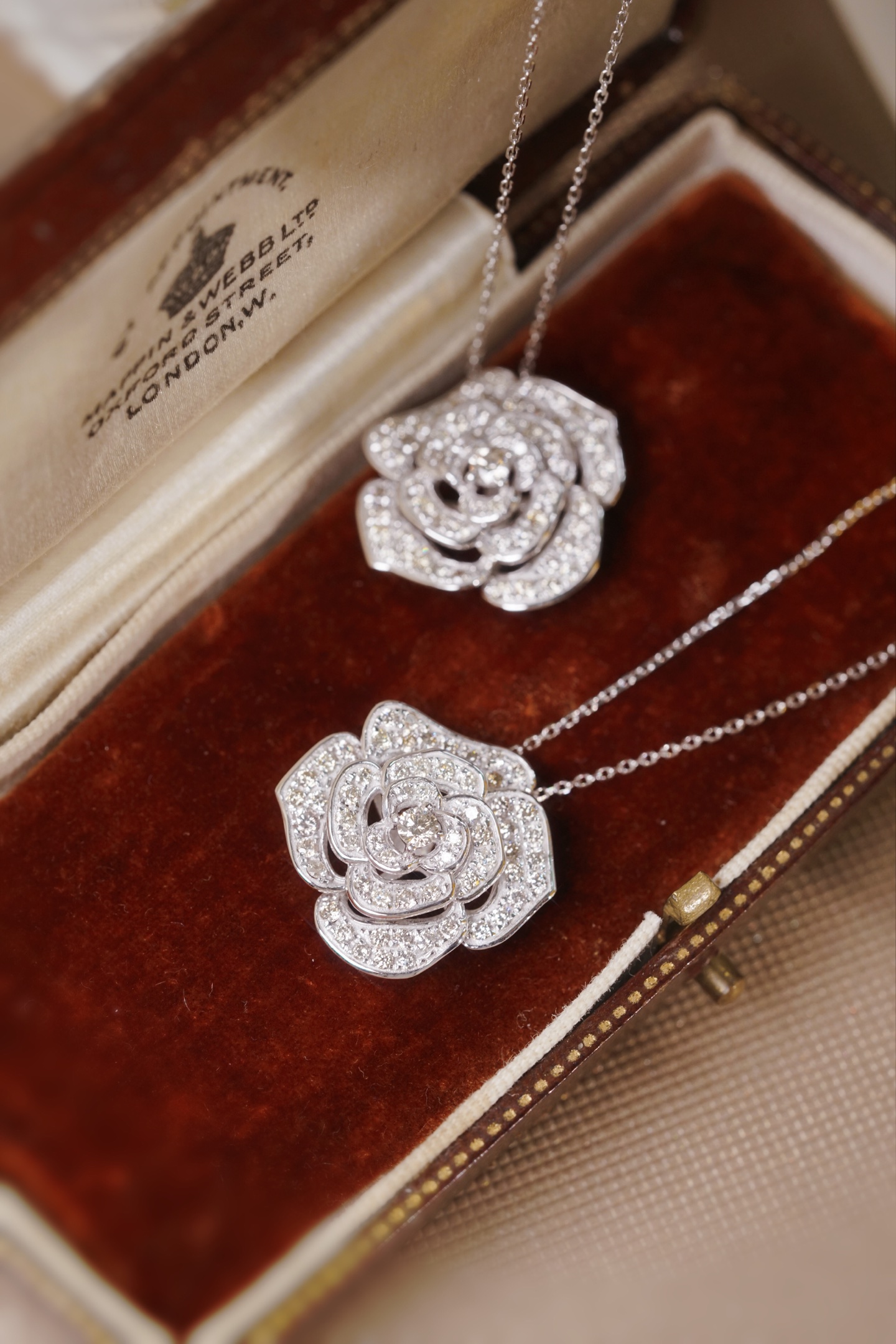 18k Gold Necklace with Flower Design, Natural Diamond 1ct