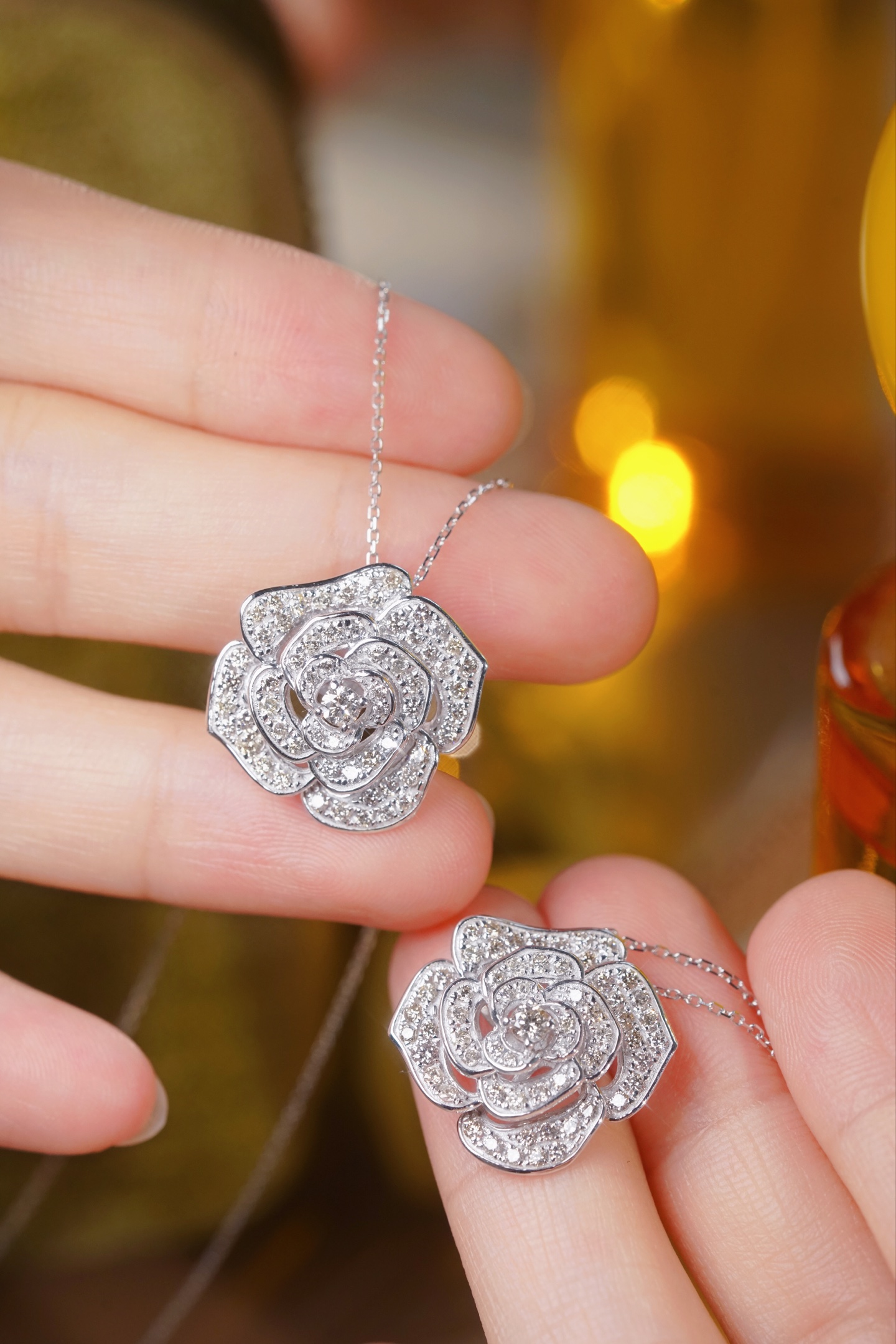 18k Gold Necklace with Flower Design, Natural Diamond 1ct