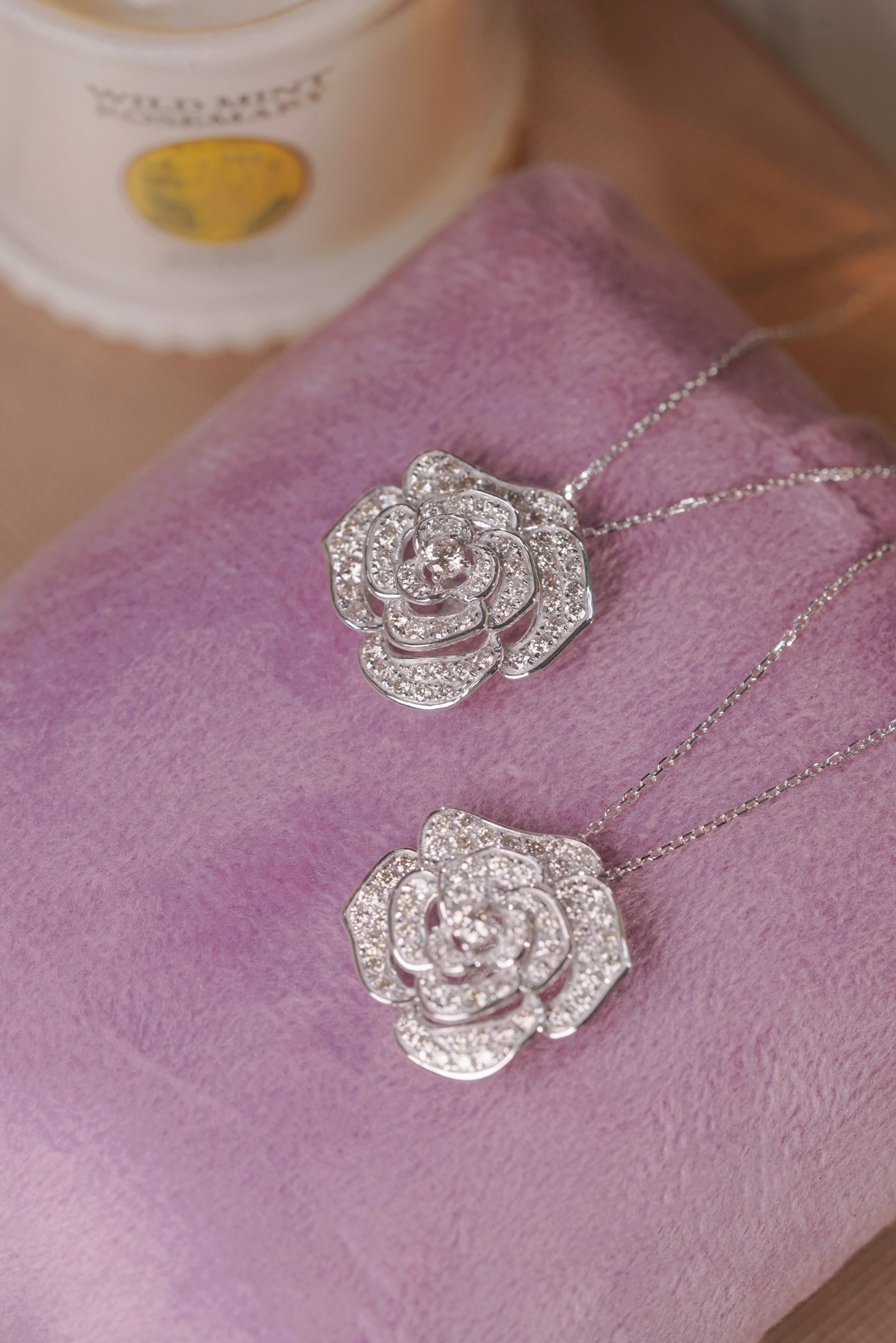 18k Gold Necklace with Flower Design, Natural Diamond 1ct
