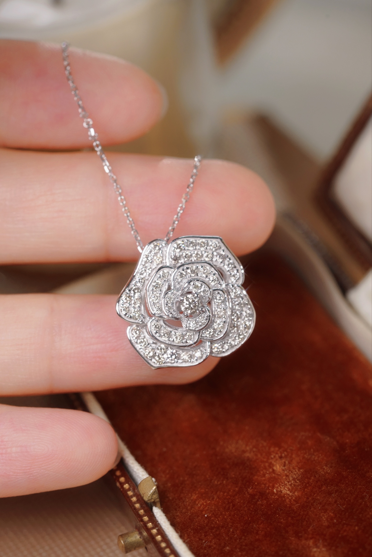 18k Gold Necklace with Flower Design, Natural Diamond 1ct