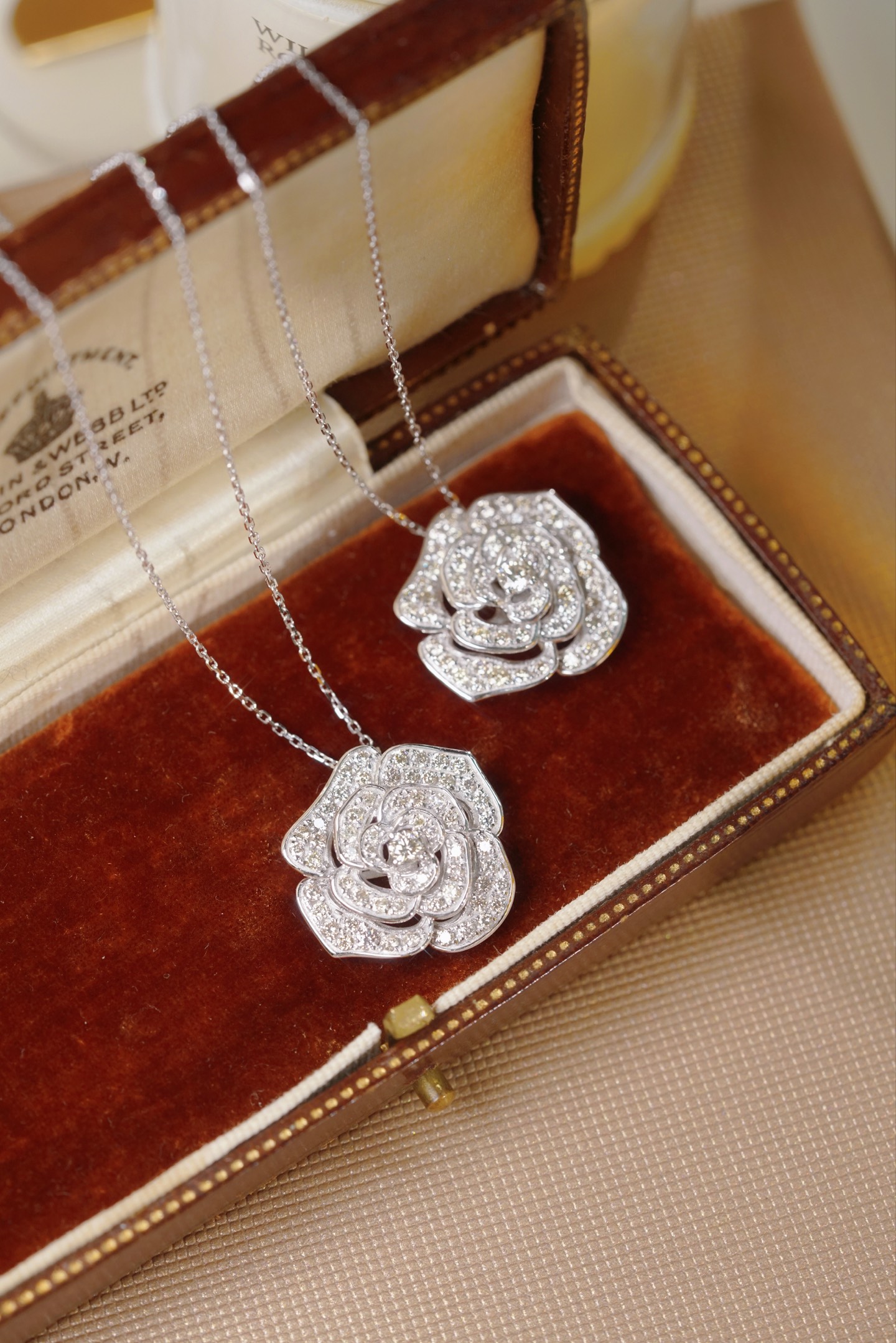 18k Gold Necklace with Flower Design, Natural Diamond 1ct