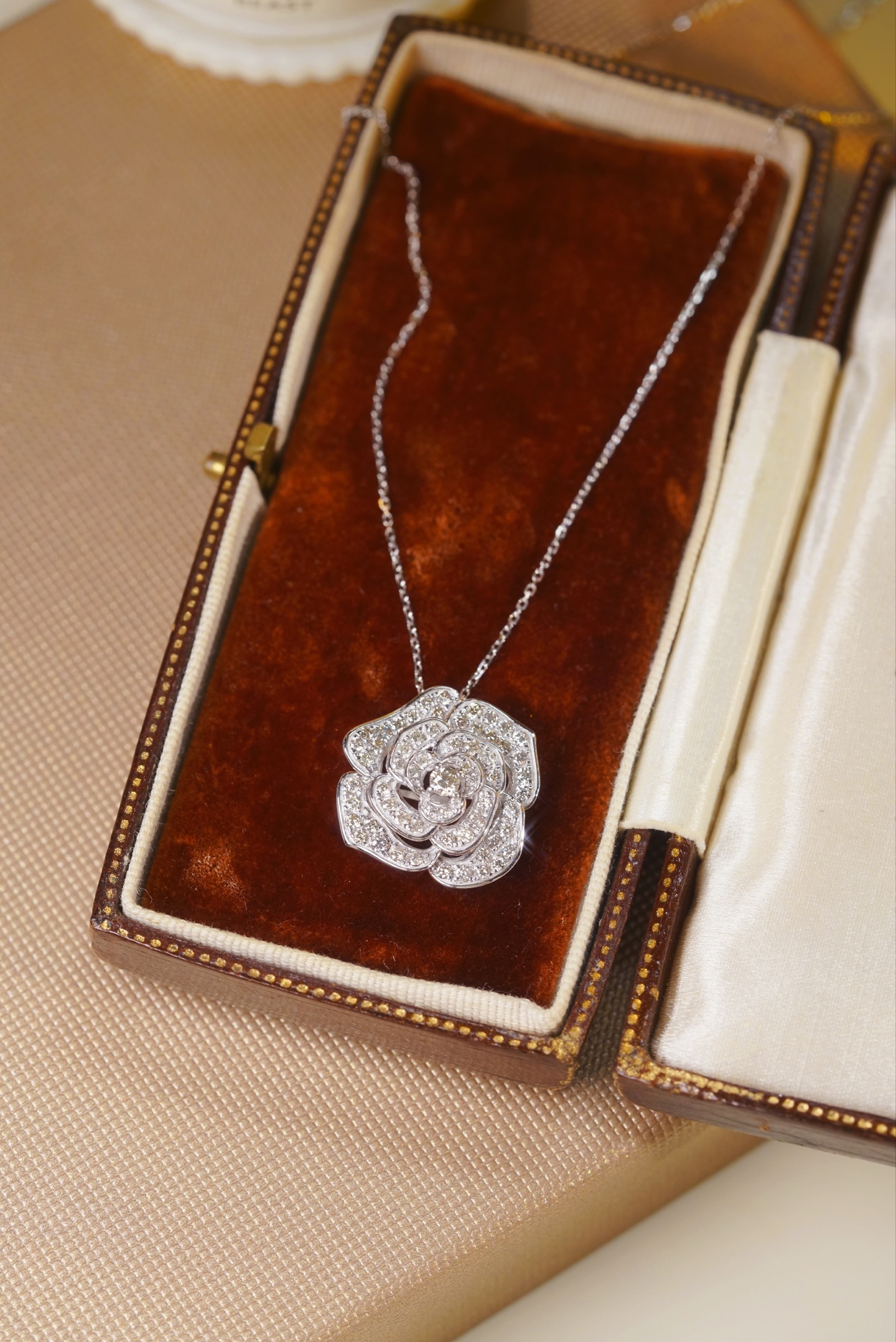 18k Gold Necklace with Flower Design, Natural Diamond 1ct