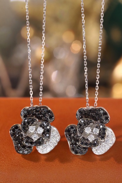 18k Gold Necklace with Flower Design, featuring a combination of black and white diamonds