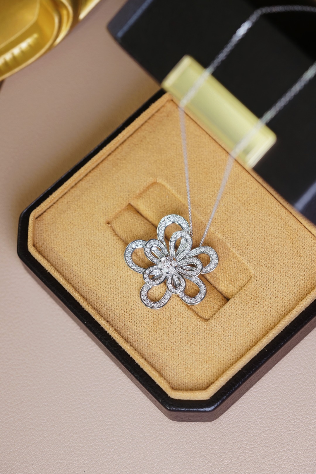 18k Gold Necklace with Flower Design, Natural Diamond 0.85ct