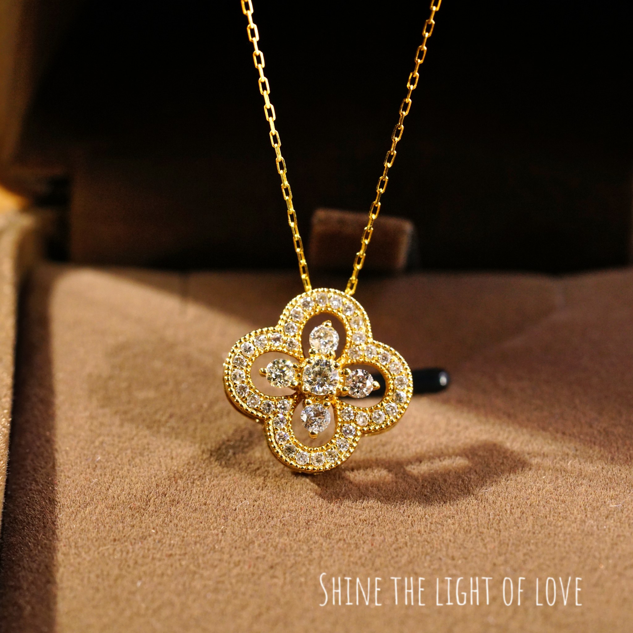 18k gold necklace with clover design, natural diamond 0.50ct