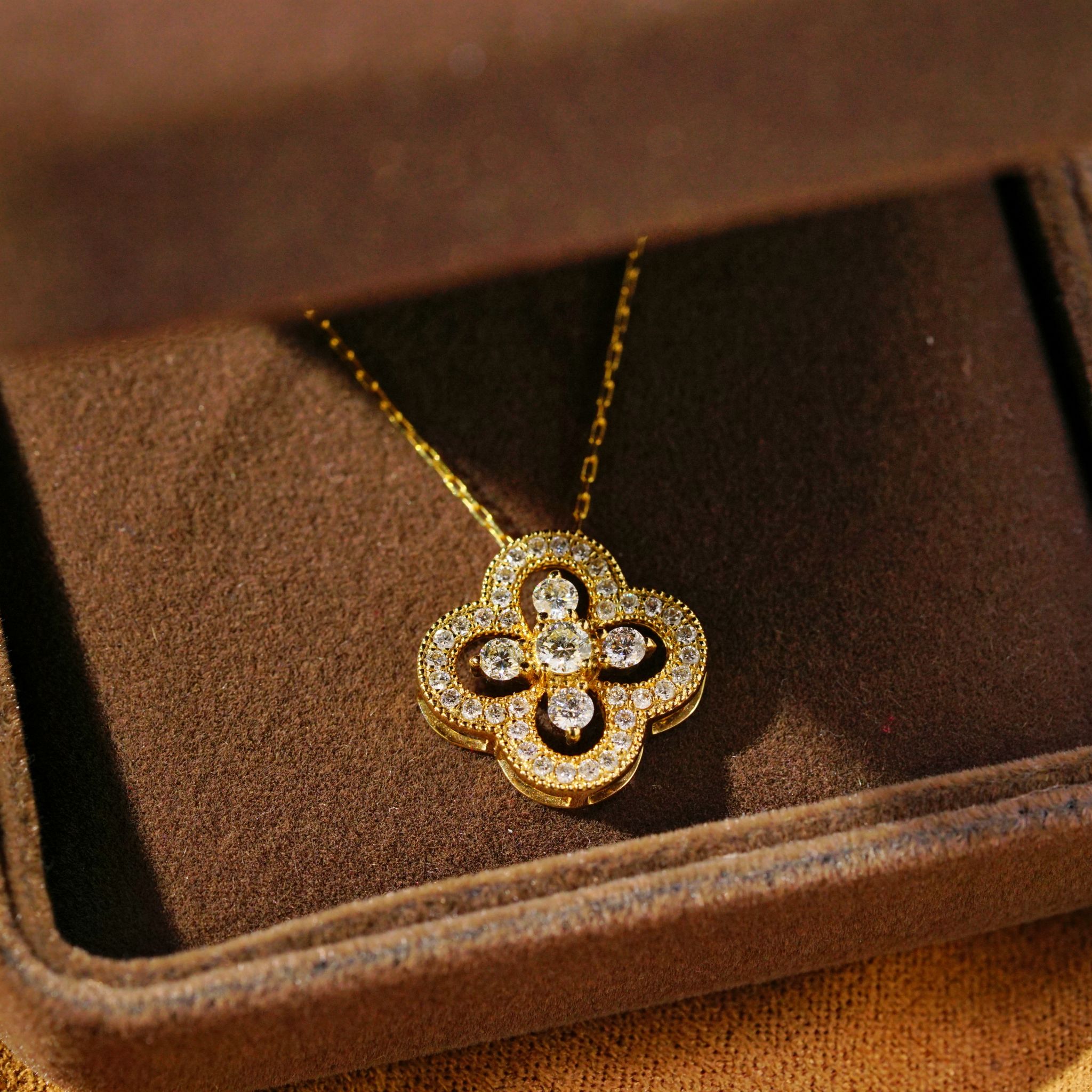 18k gold necklace with clover design, natural diamond 0.50ct