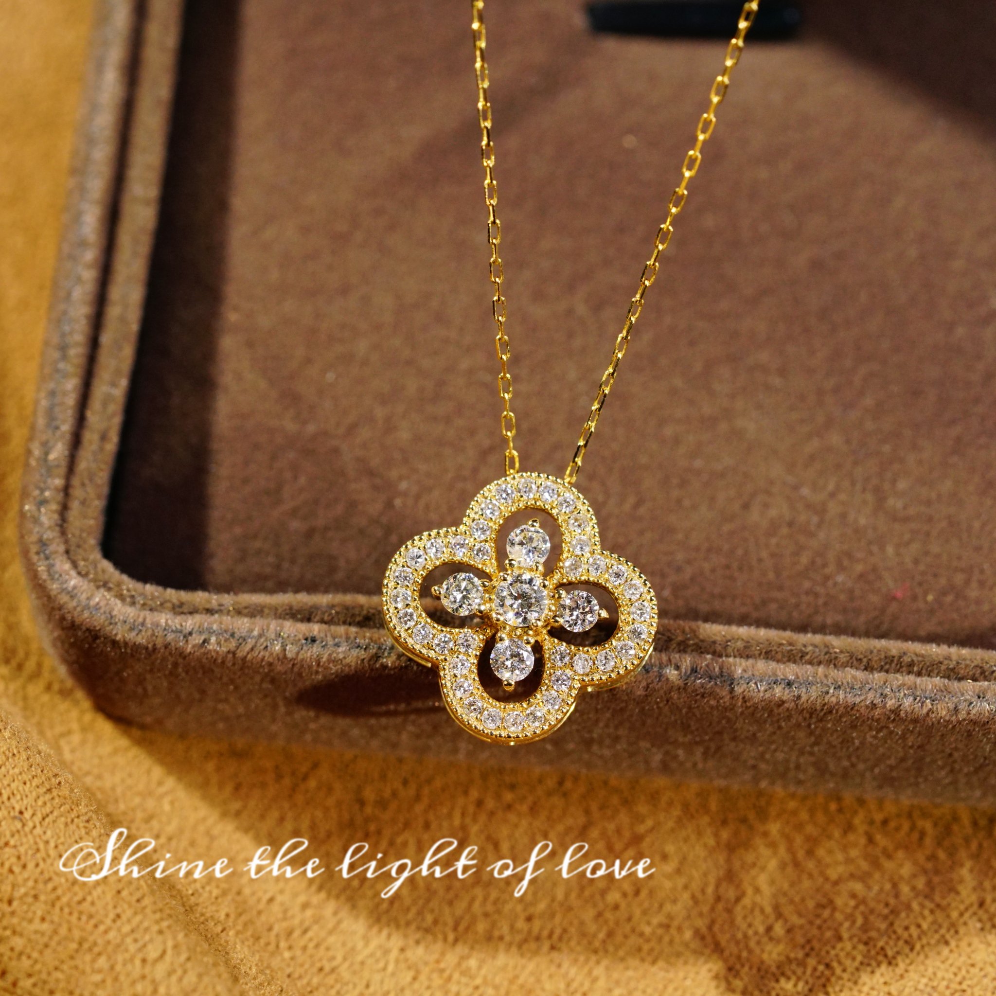 18k gold necklace with clover design, natural diamond 0.50ct