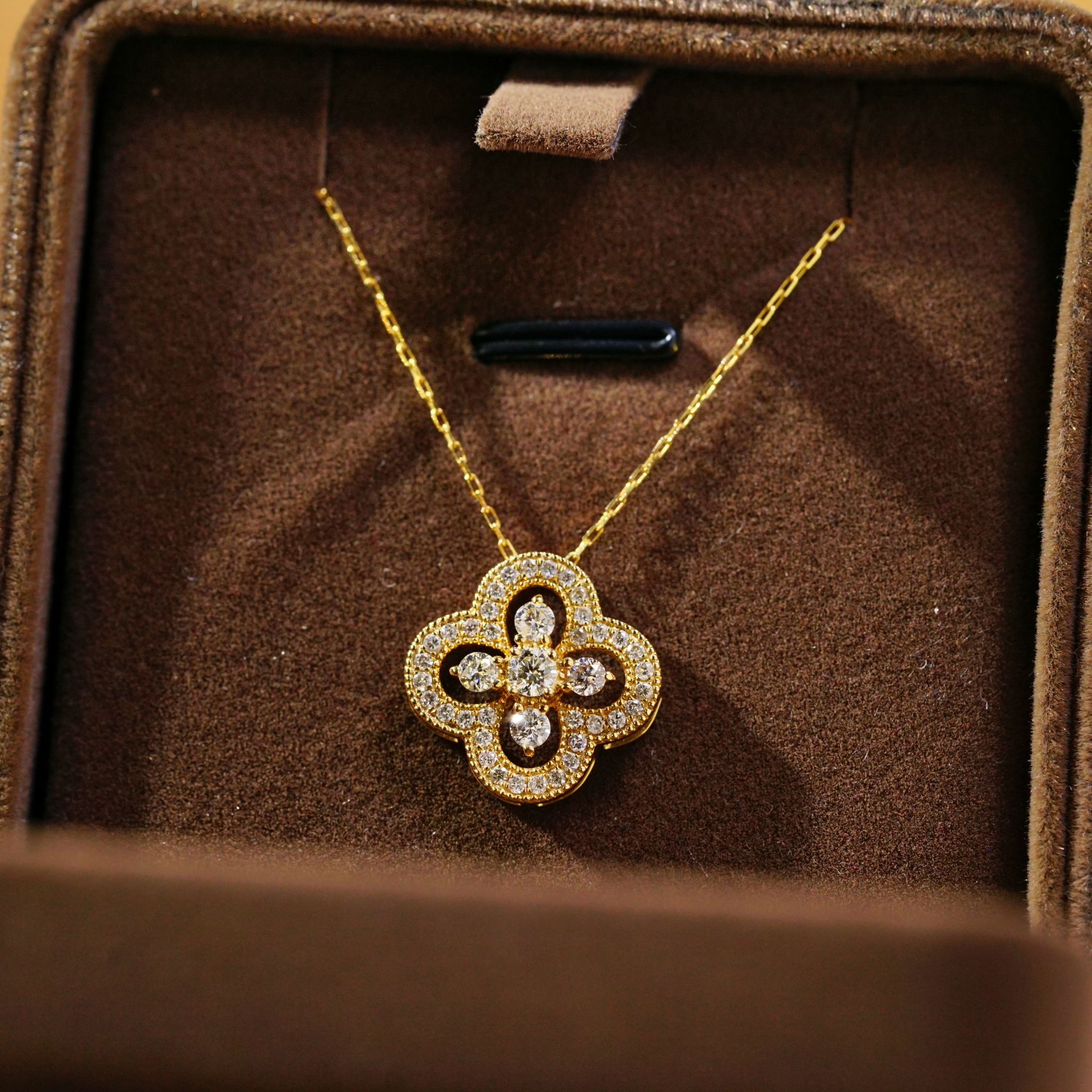18k gold necklace with clover design, natural diamond 0.50ct