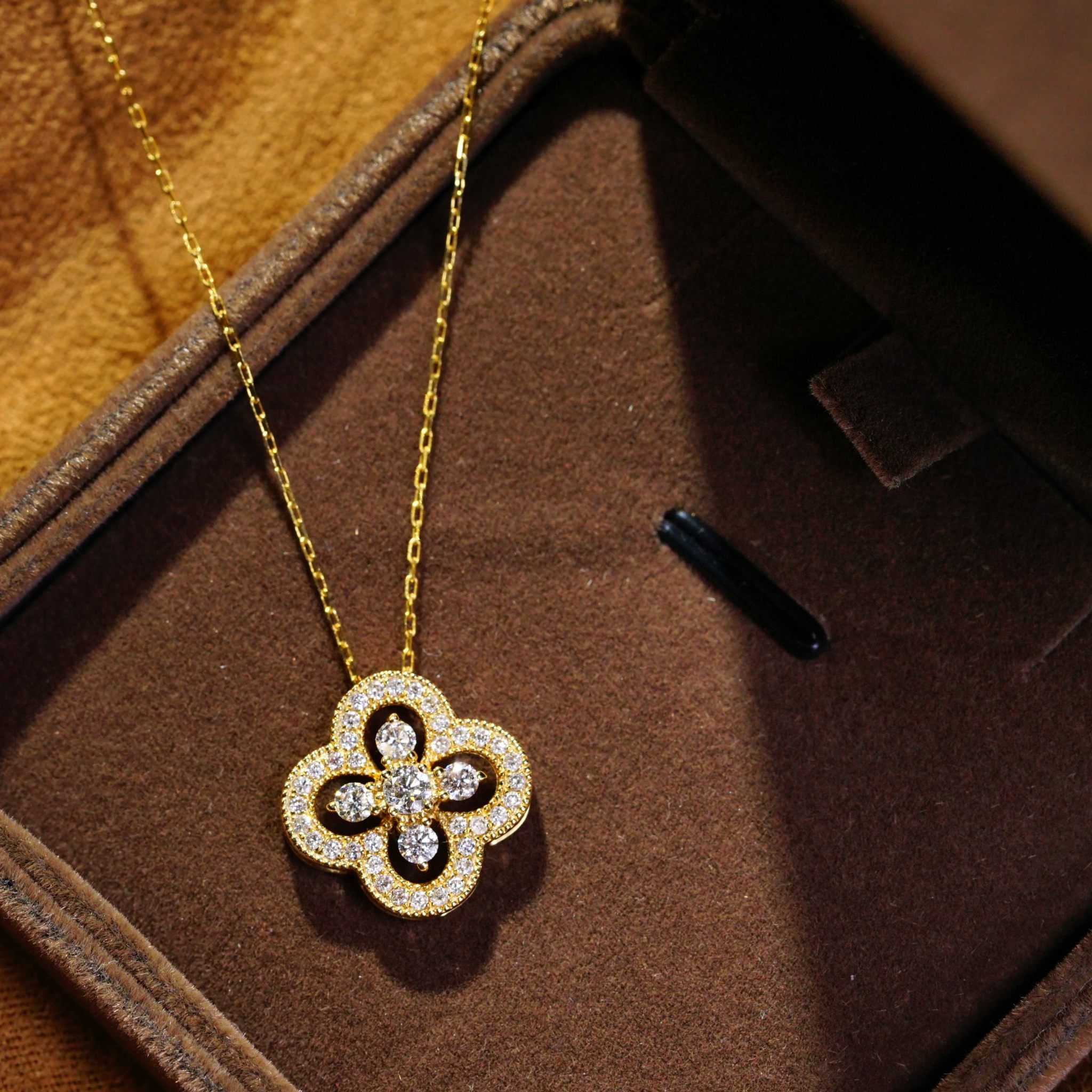 18k gold necklace with clover design, natural diamond 0.50ct