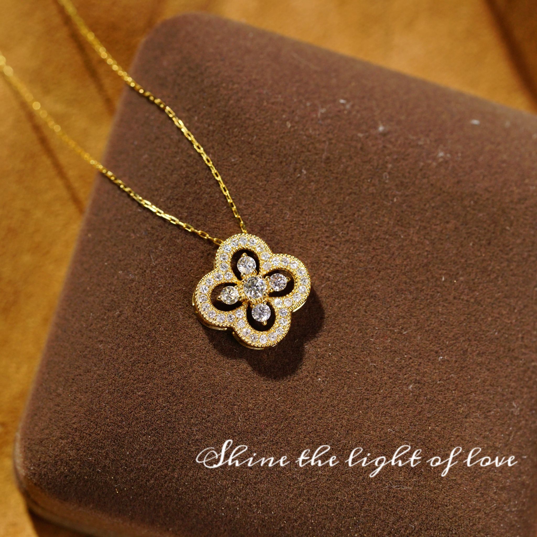 18k gold necklace with clover design, natural diamond 0.50ct